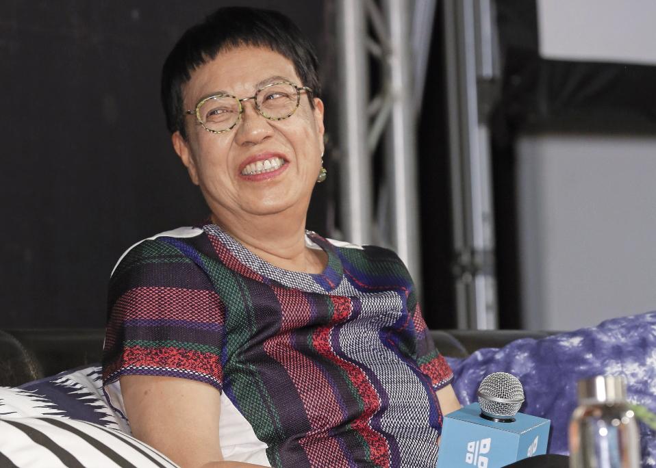 許鞍華拍電影有堅持有妥協，作品藝術性高也好看動人，身為電影大師，她為人隨和沒架子，訪談不時露出笑容。