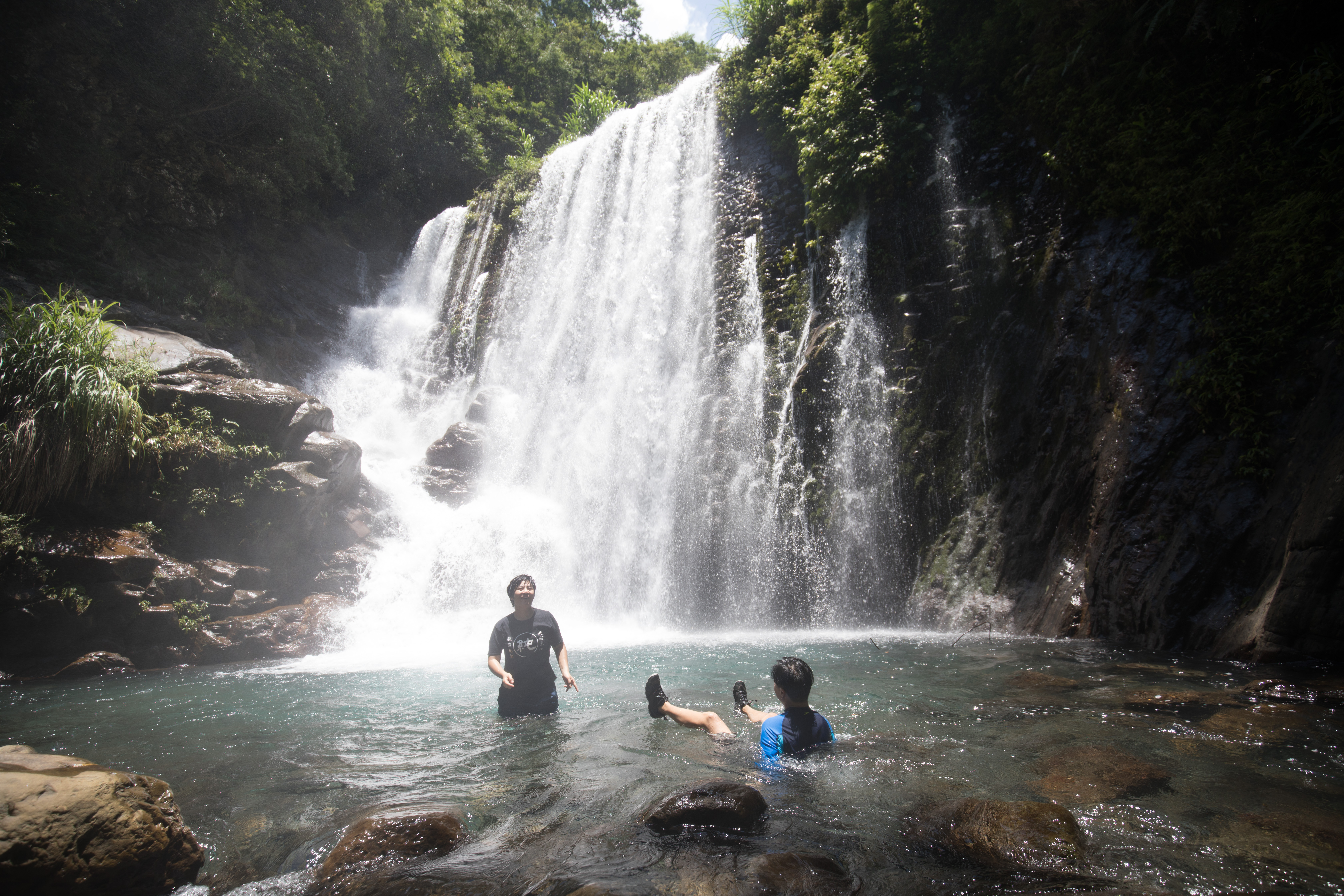 盛夏之中，在水濂洞的水幕下戲水，暑氣全消。