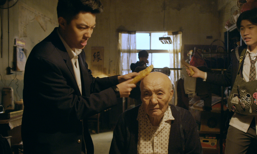 乾德門在戲中被蔡凡熙狂巴頭。