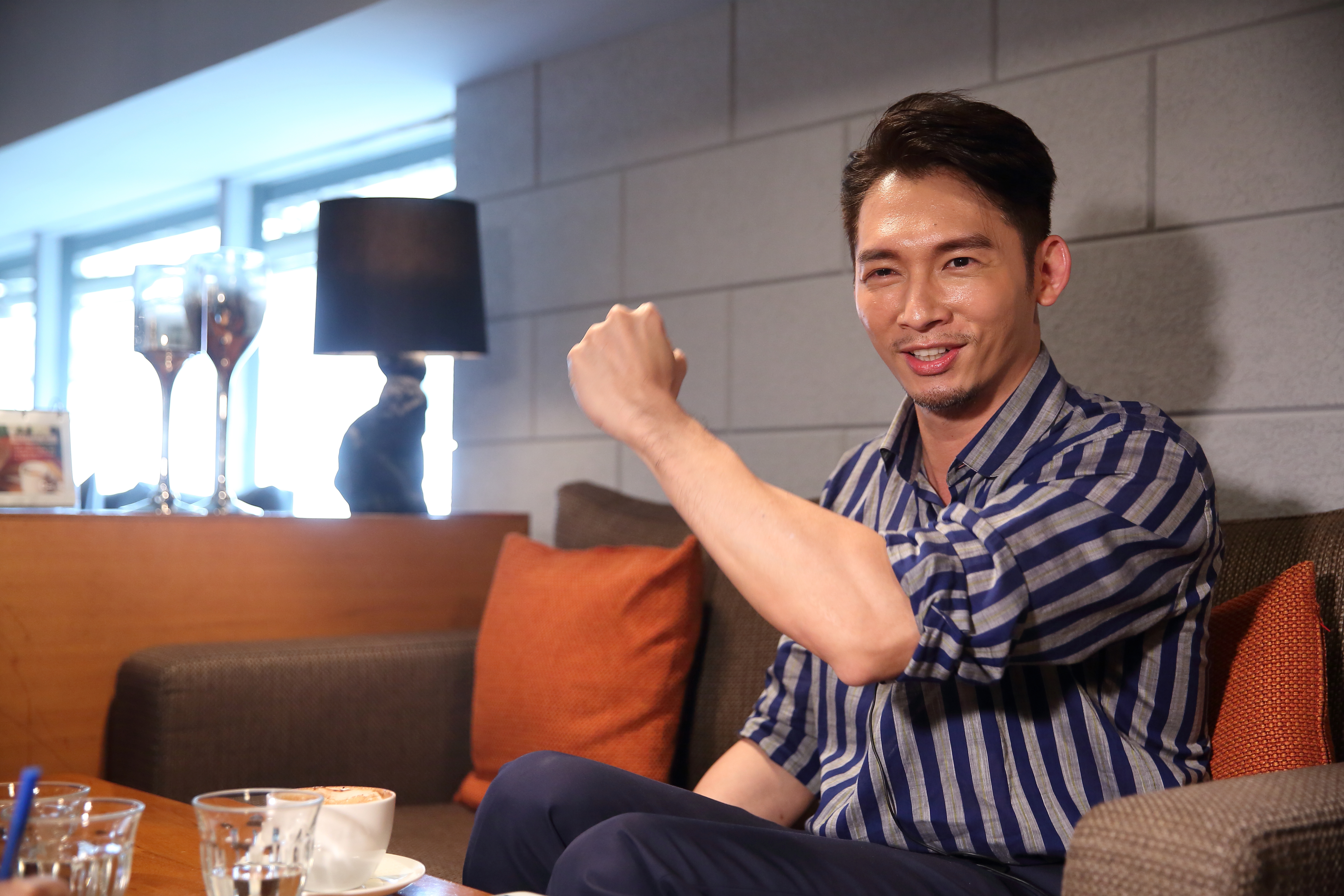 曾開燒肉店不到1年就收攤，日前台北開設的酒吧也因違反土地使用分區規定惹議，溫昇豪仍對經商投資有濃厚興趣。