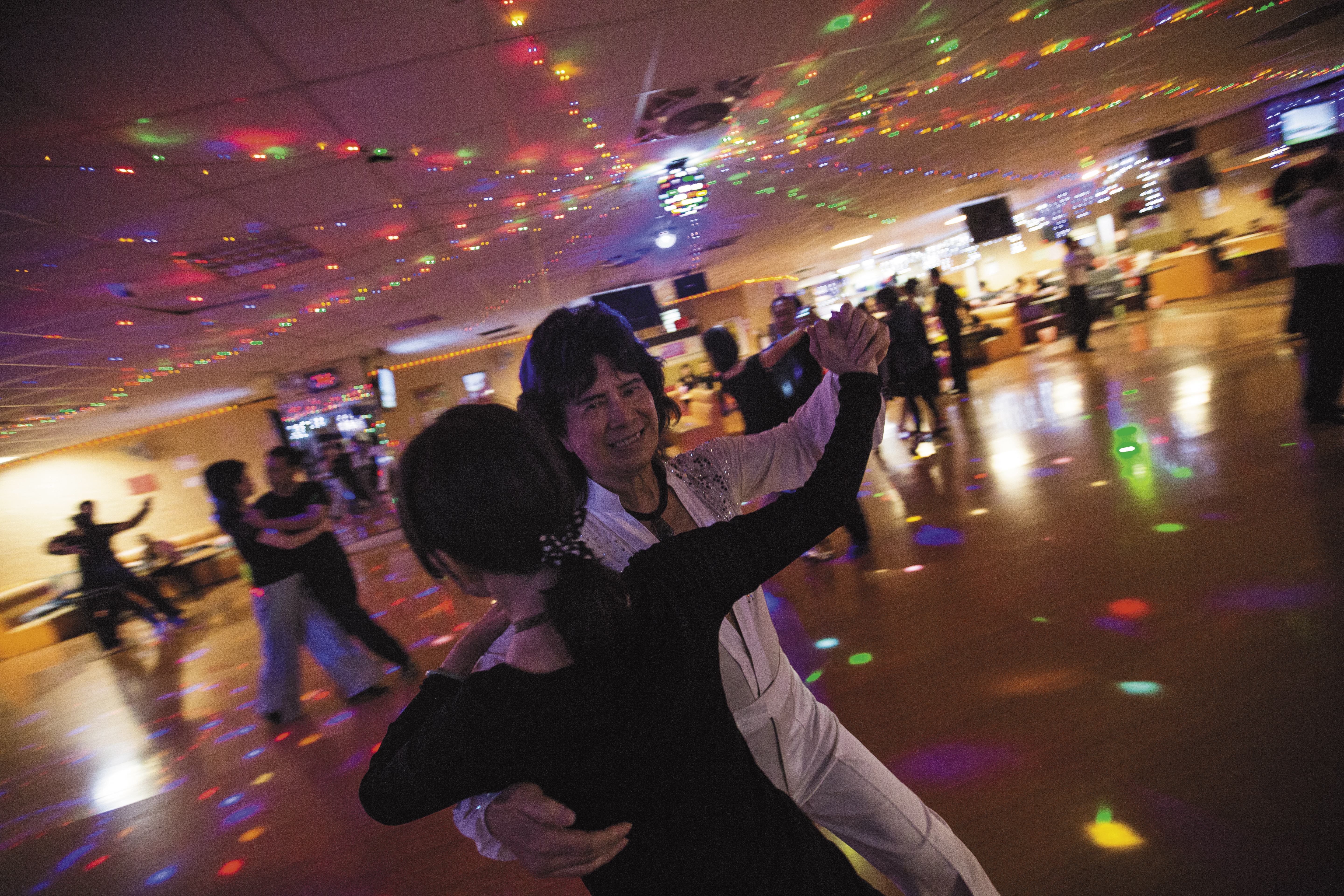 戒嚴時期不能跳交際舞，葉復台教舞、跳舞都得偷偷摸摸，如今可大方攜女伴起舞，他直說：「還是自由好。」