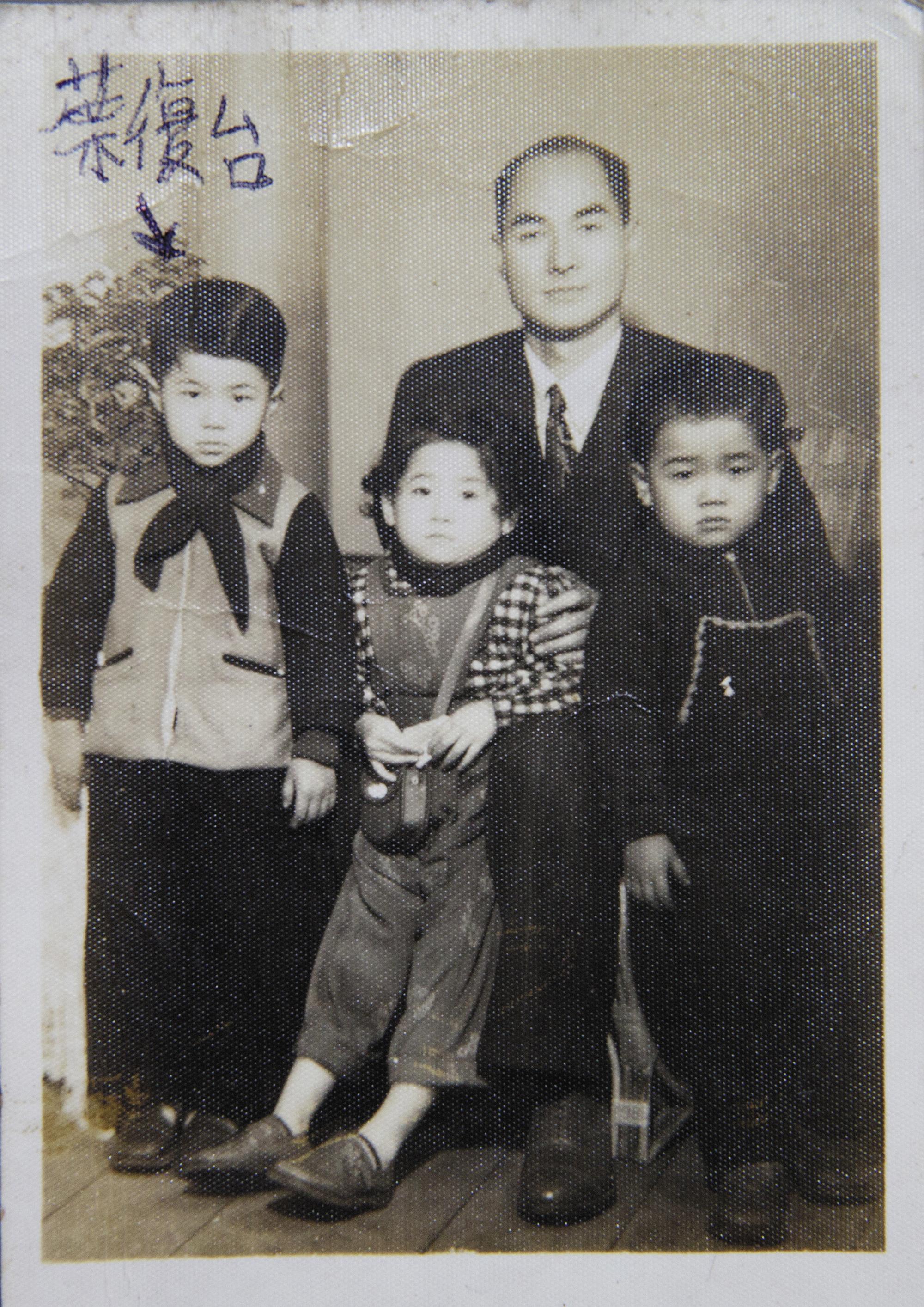 葉復台(左1)是家中長子,父親對他期待頗深,希望他承父志當軍人。(葉復台提供)