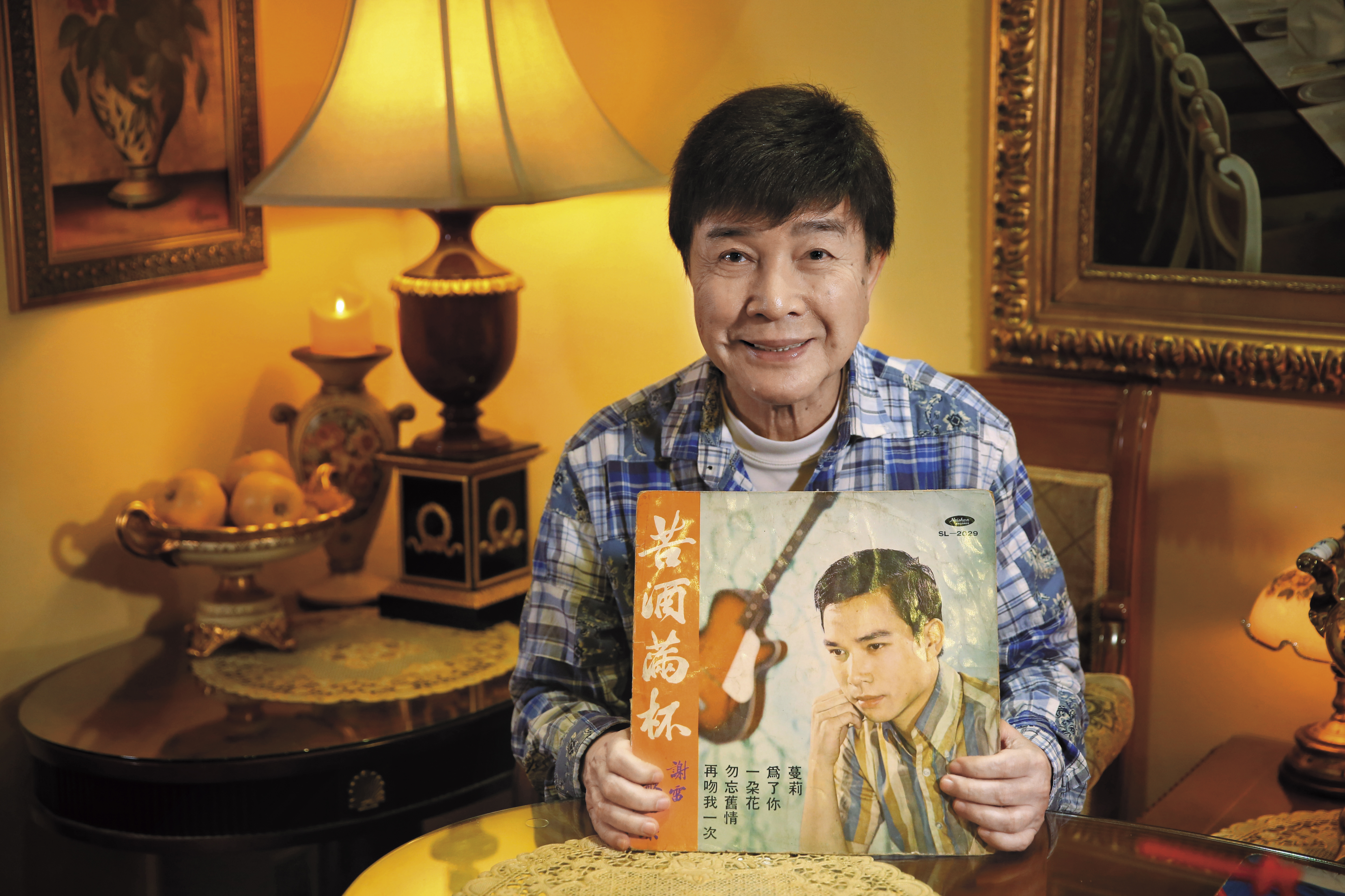 〈苦酒滿杯〉遭禁，海山唱片將歌封改為「男人的眼淚」，歌名換為〈酒和人生〉以應付官方審查。