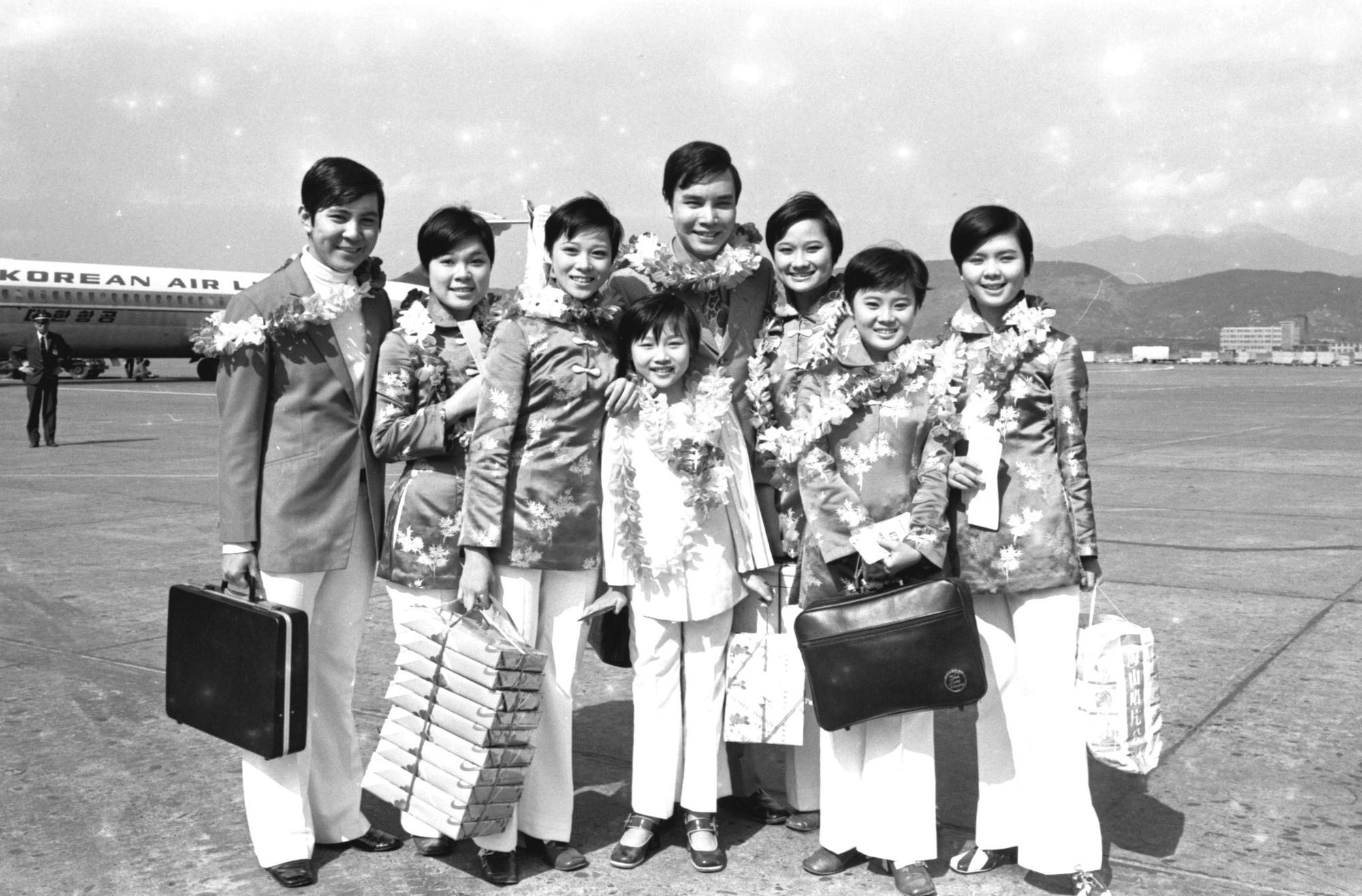 1974年,謝雷和五花瓣合唱團出國演唱。戒嚴時代管制重重。謝雷等人到了菲律賓,護照卻遭飯店老闆扣留,被迫加開演唱會。(中央社)
