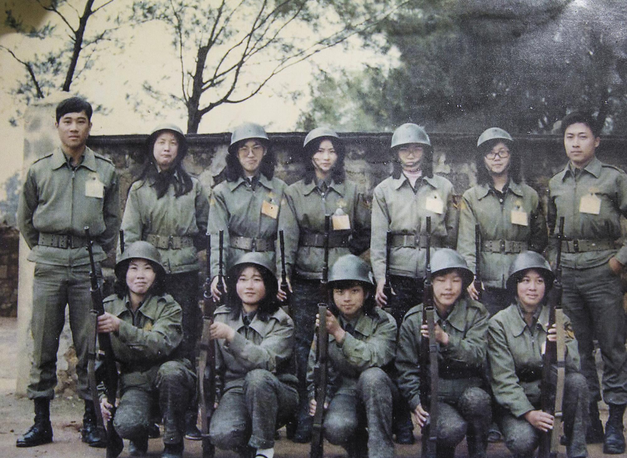 禁嚴時,年滿16歲的金門人,不論男女都要加入自衛隊,接受操槍軍事訓練。(翻攝畫面)