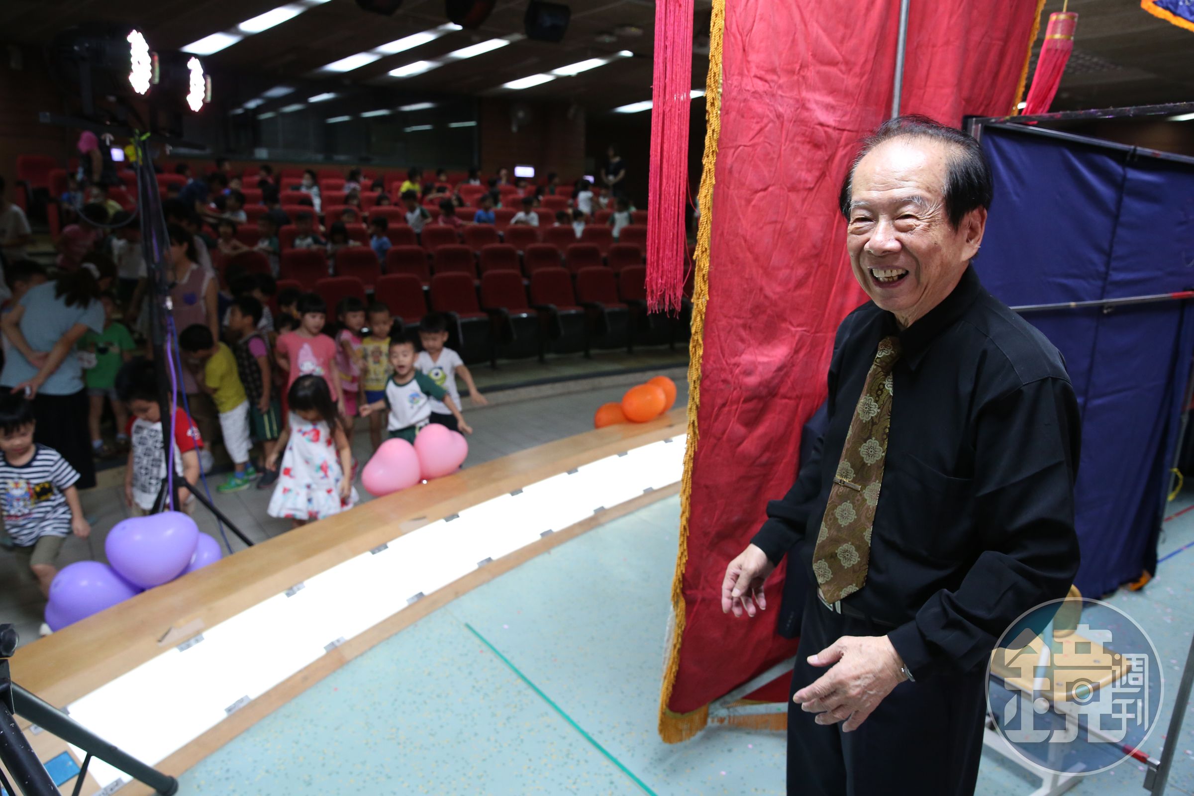新興閣掌中劇團長期進行教育推廣藝文表演，上月才巡迴多所北市小學，最小的觀眾年僅2歲。為孩子表演，總讓鍾任壁非常開心。