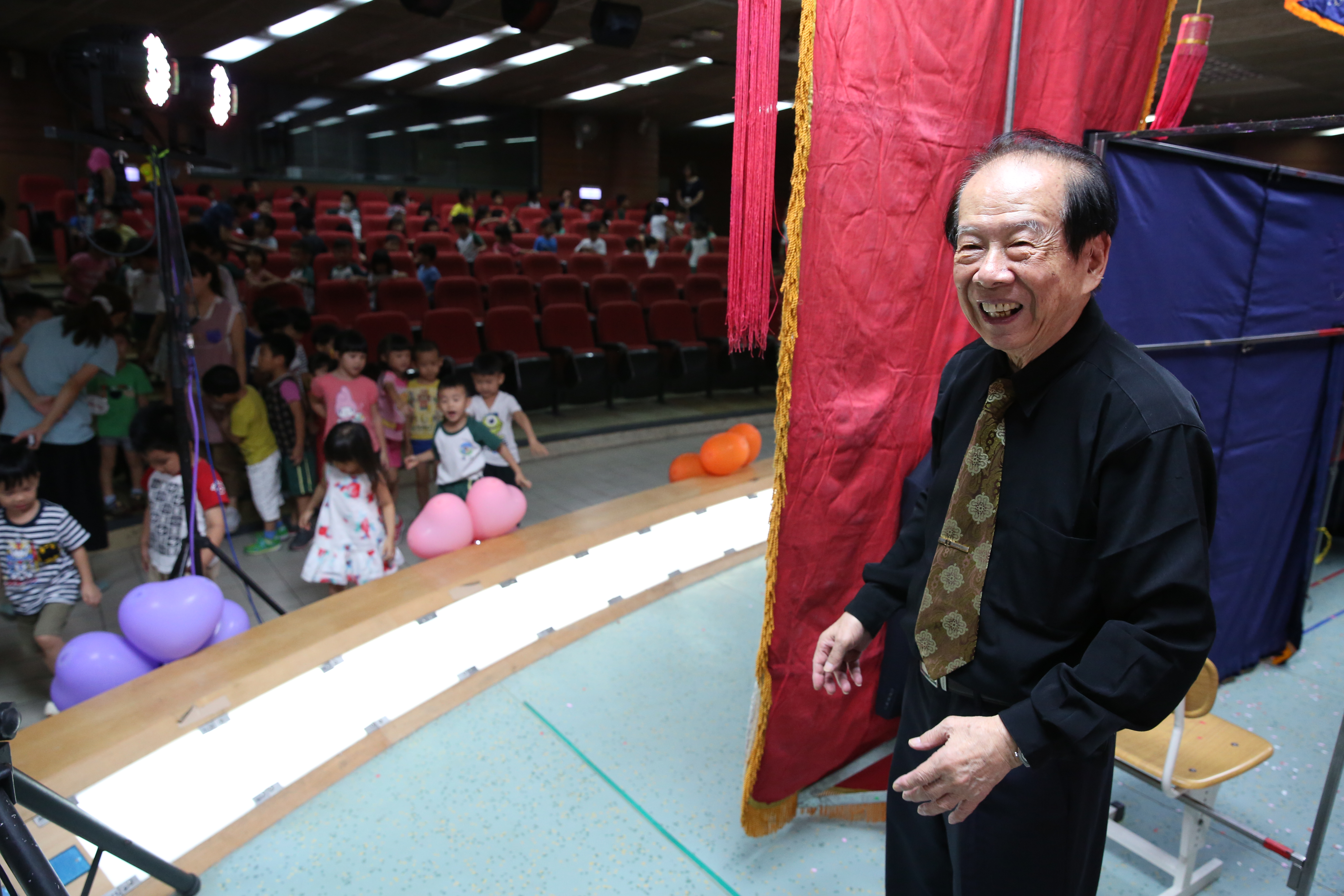 新興閣掌中劇團長期進行教育推廣藝文表演，上月才巡迴多所北市小學，最小的觀眾年僅2歲。為孩子表演，總讓鍾任壁非常開心。