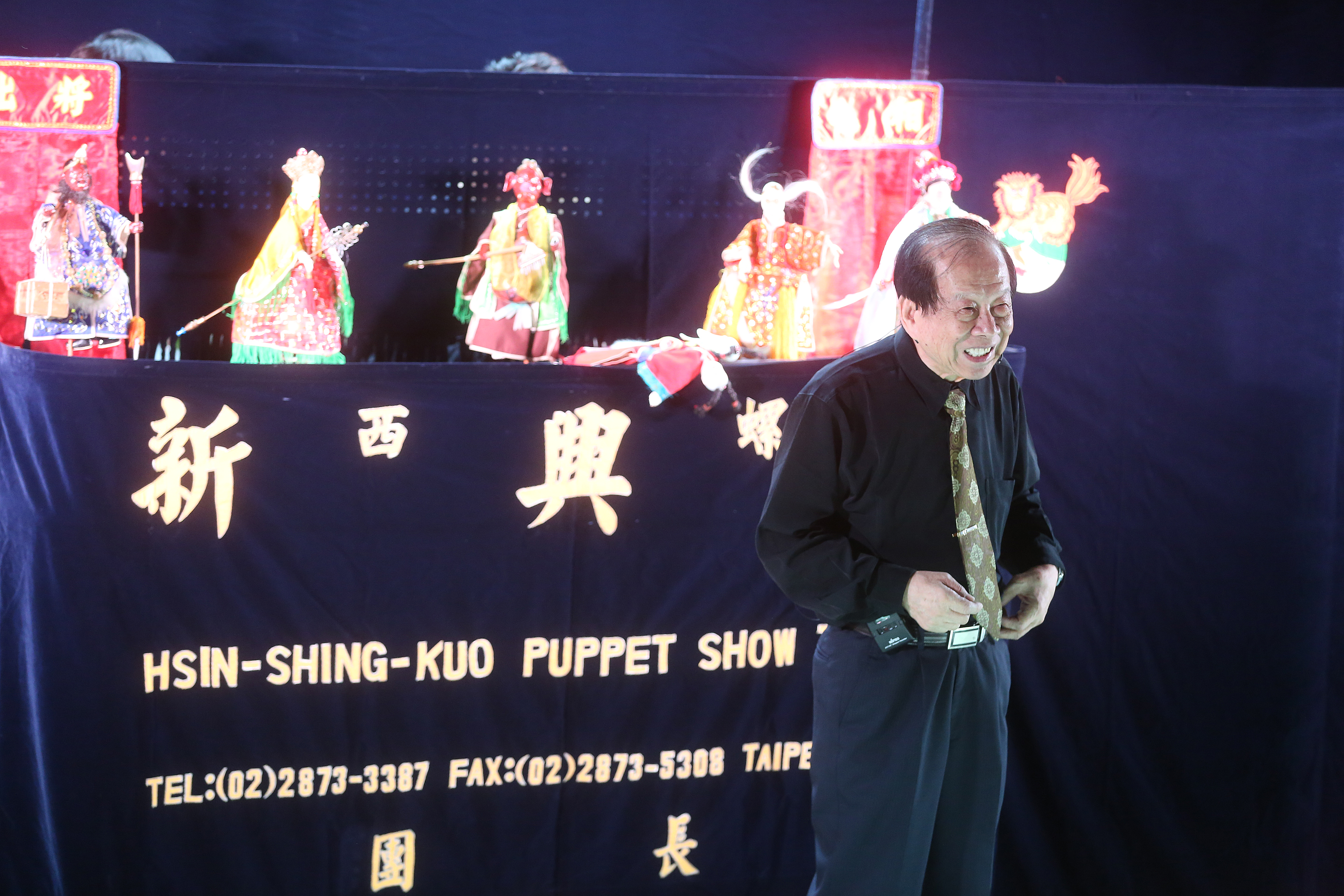 新興閣掌中劇團歷史悠久，鍾任壁是第五代傳人，國內領團演出場次達兩萬多場，出國交流超過60次，去年獲頒國家三等景星勳章。
