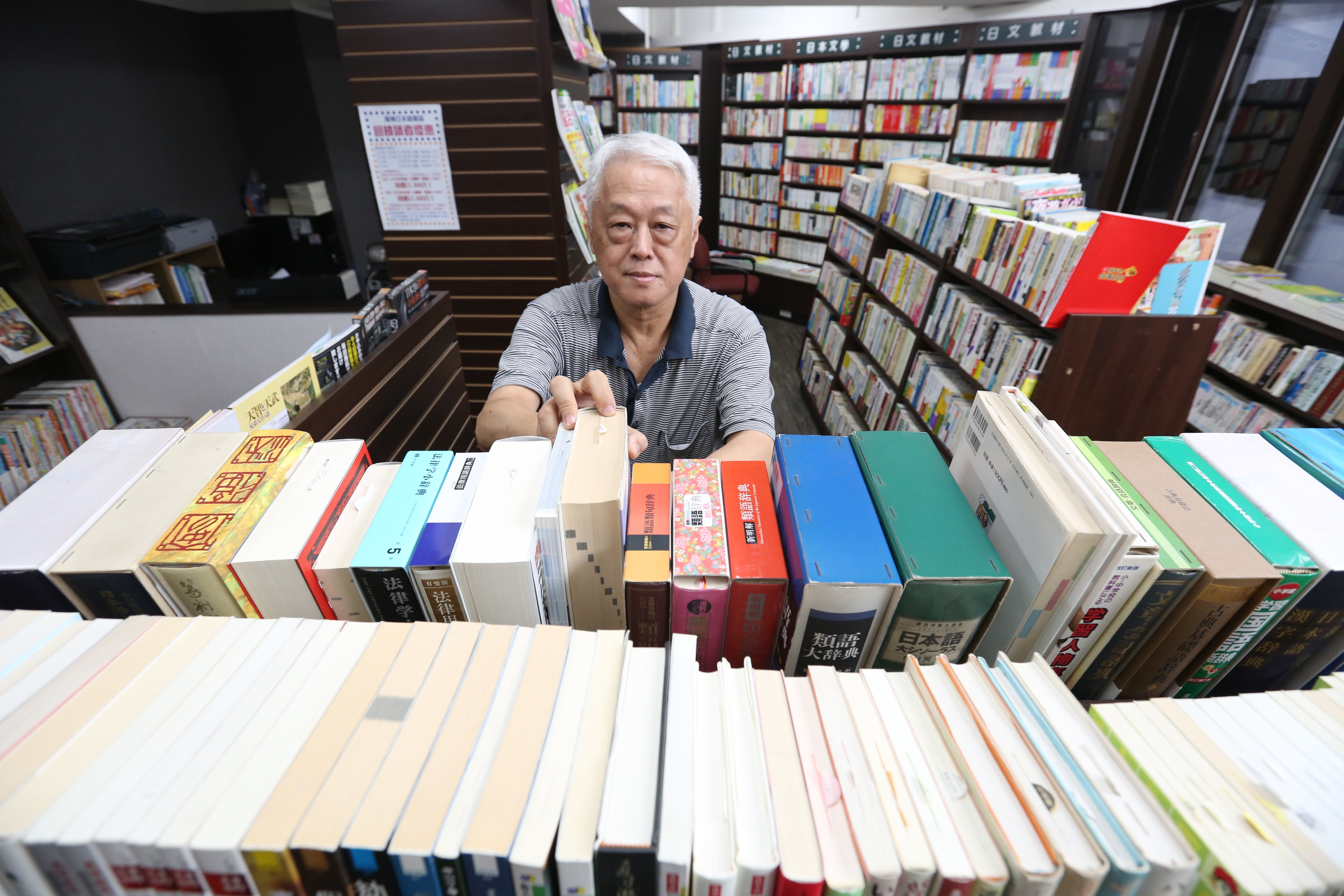 黃成業說：「日據時代的日本人很惡劣，新聞要審查，不通過就剪下來變空白，國民黨學他們，內容有問題，作者通匪、台獨，連日本人跟大陸有來往都不行。