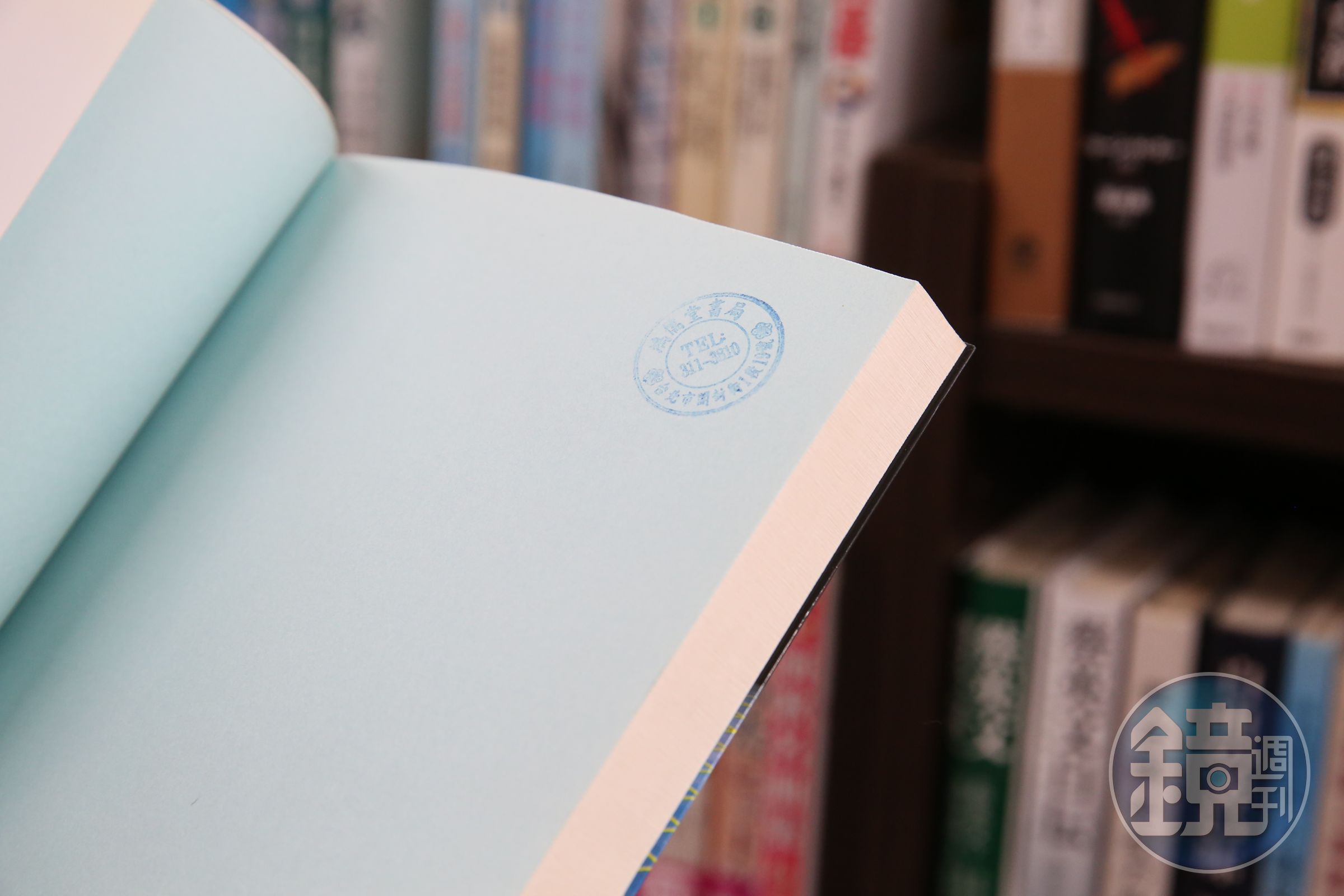鴻儒堂保留過去賣書的習慣，放在店內的書籍都會蓋章。