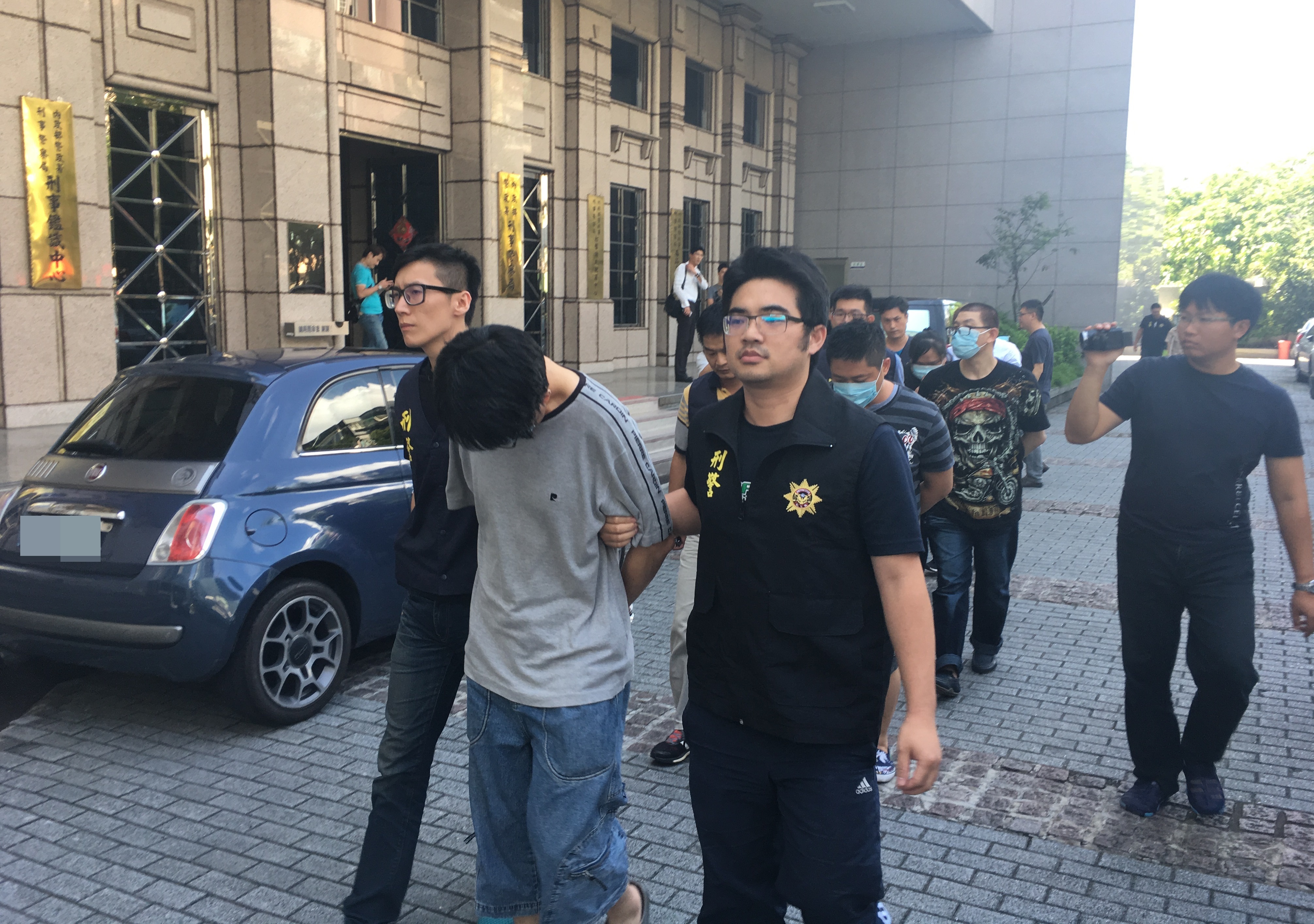 儲嫌主持的竹聯幫孝堂涉嫌暴力討債、販毒詐欺，被刑事局移送法辦。