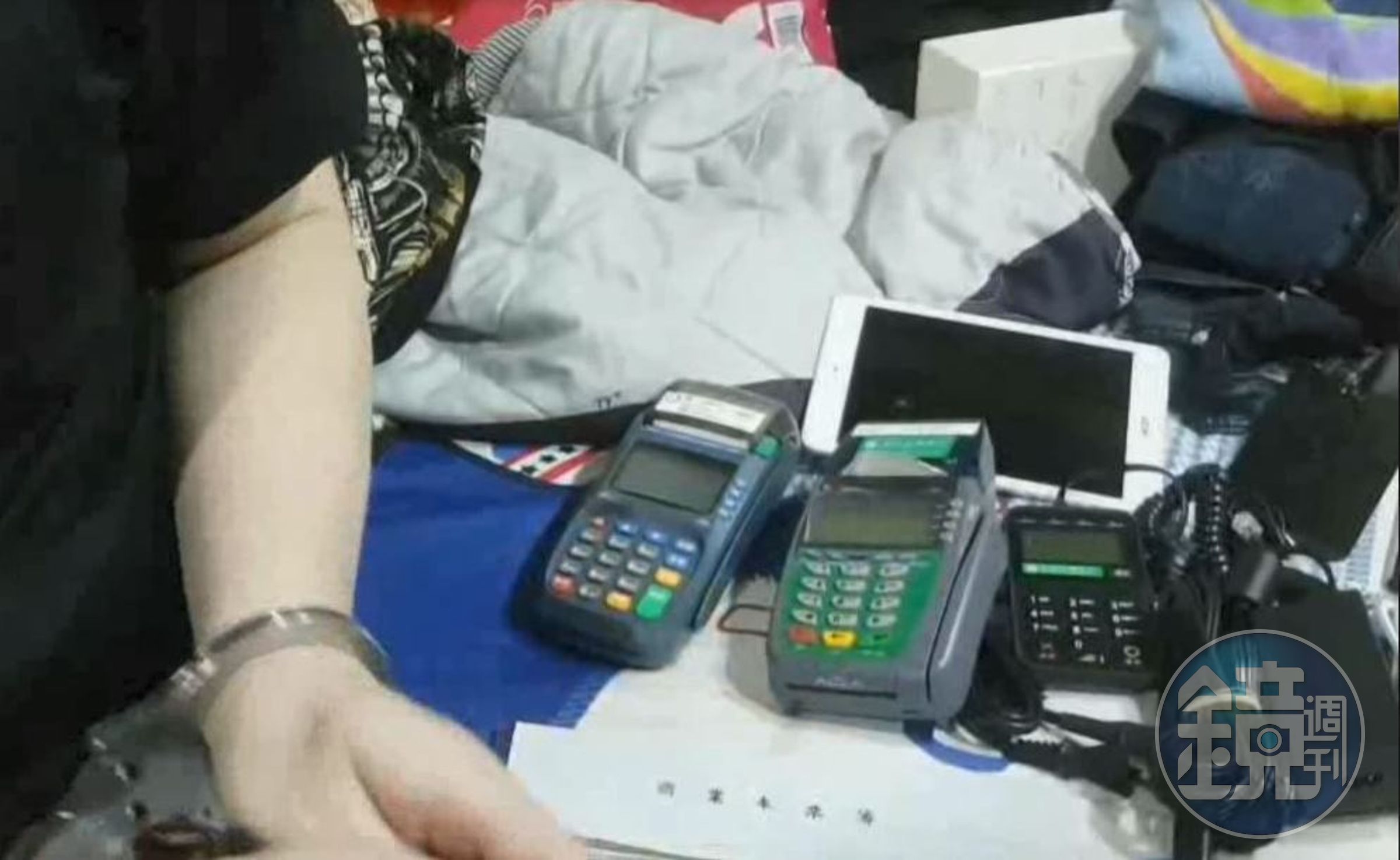 警方在儲嫌的堂口取出毒品、刷卡機等贓證物，並將嫌犯押回偵訊。