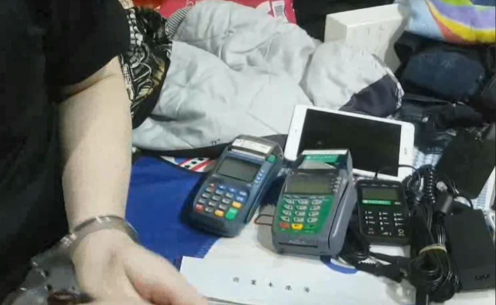 警方在儲嫌的堂口取出毒品、刷卡機等贓證物，並將嫌犯押回偵訊。