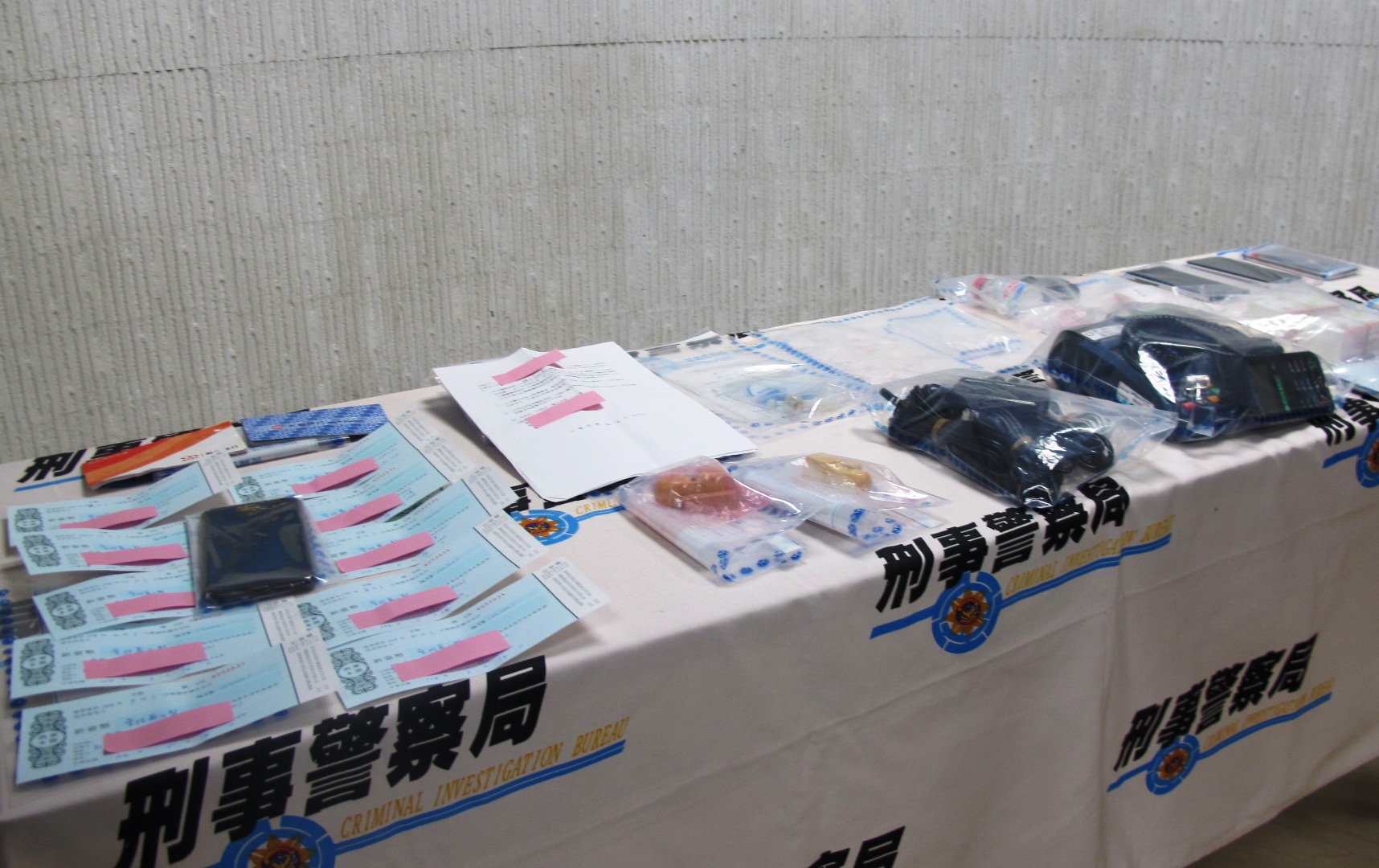 警方起出16張被害人簽的本票，其中一張的簽名竟疑似是知名藝人。