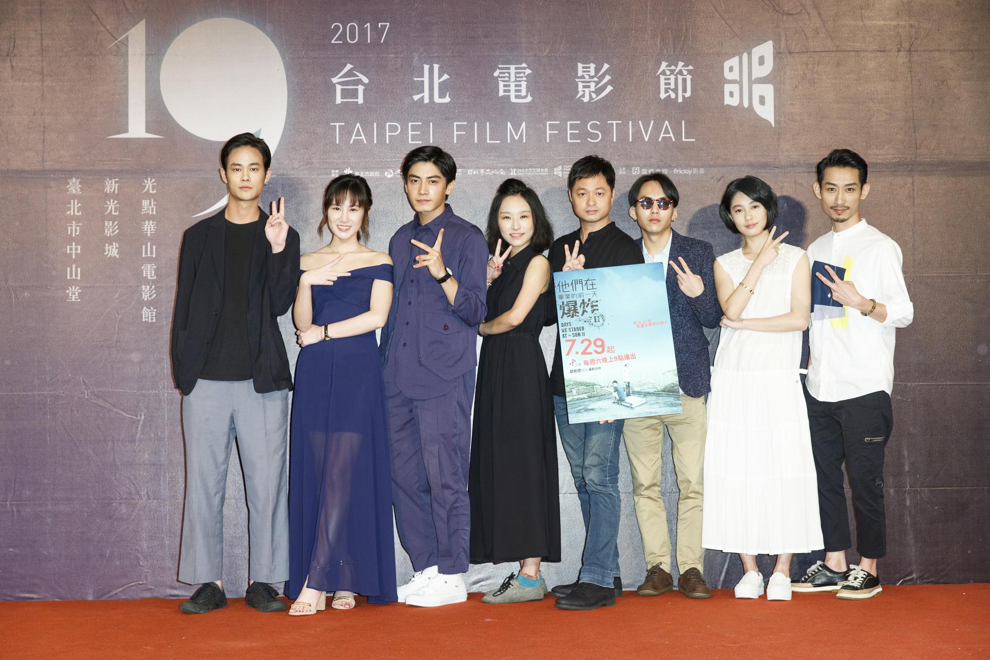 鄭有傑帶領一票（右四）老班底及心血，一起推出反映青春世代的迷你劇集。