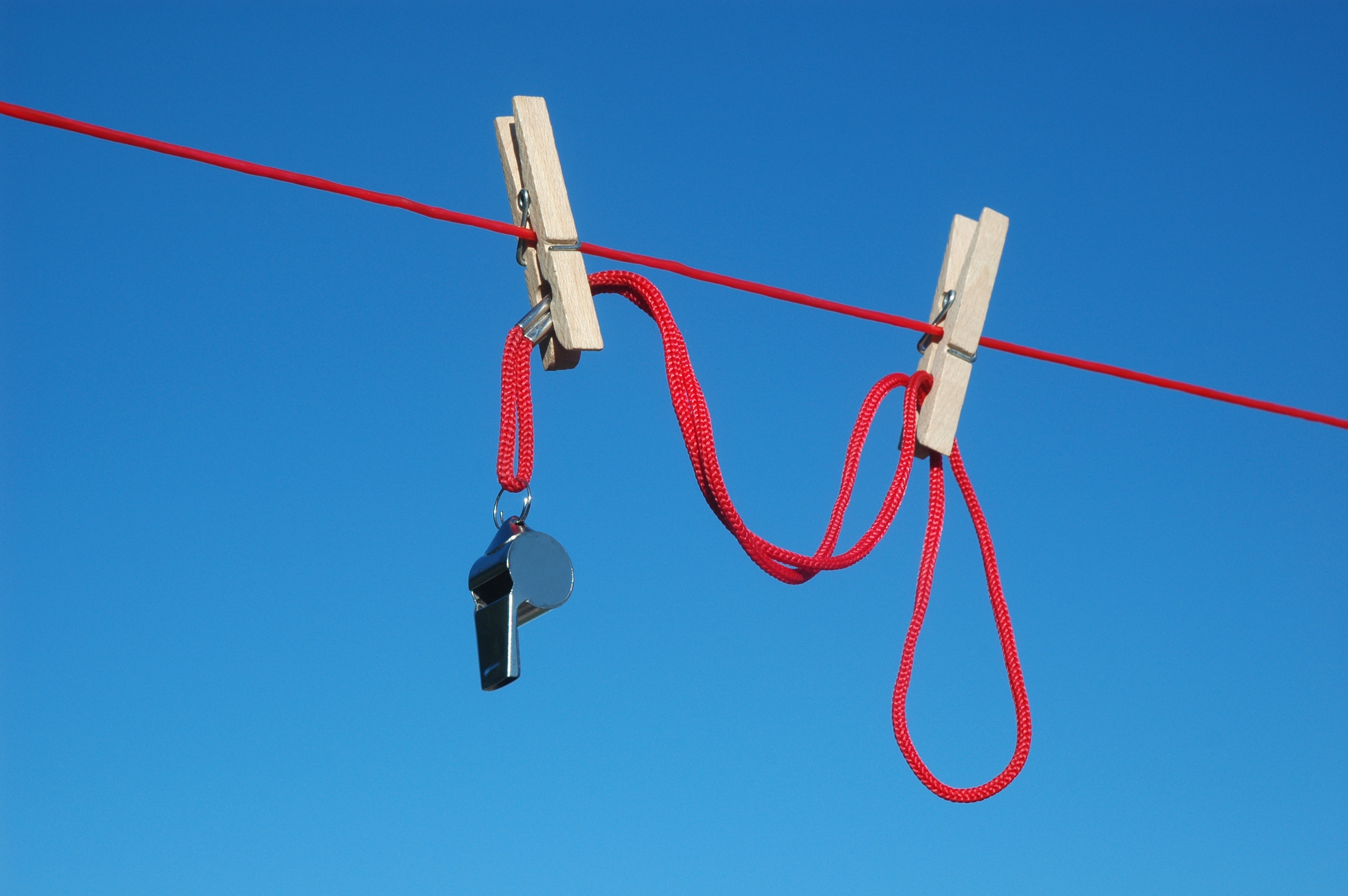 當今，許多公司的違法亂紀行徑，往往必須透過內部的「吹哨人」舉報，才能公諸於世。（東方IC）