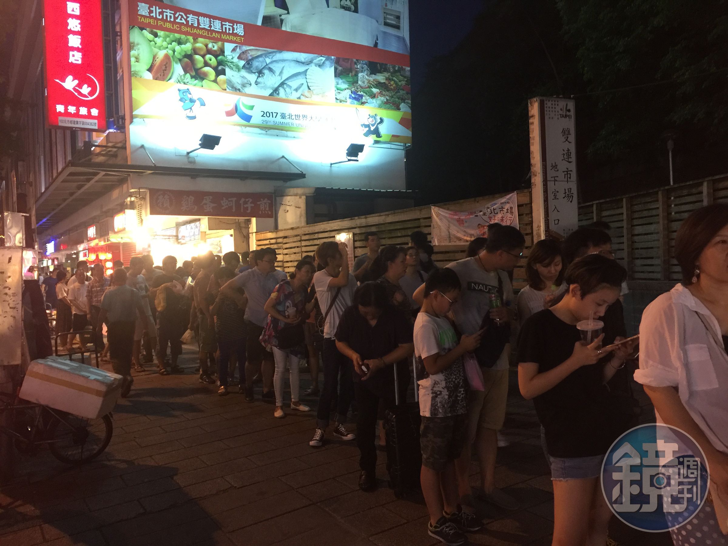 夏日夜晚，逛夜市是一大樂事，到寧夏夜市排隊吃美食，雖然可能揮汗如雨，但痛苦中也有享受。