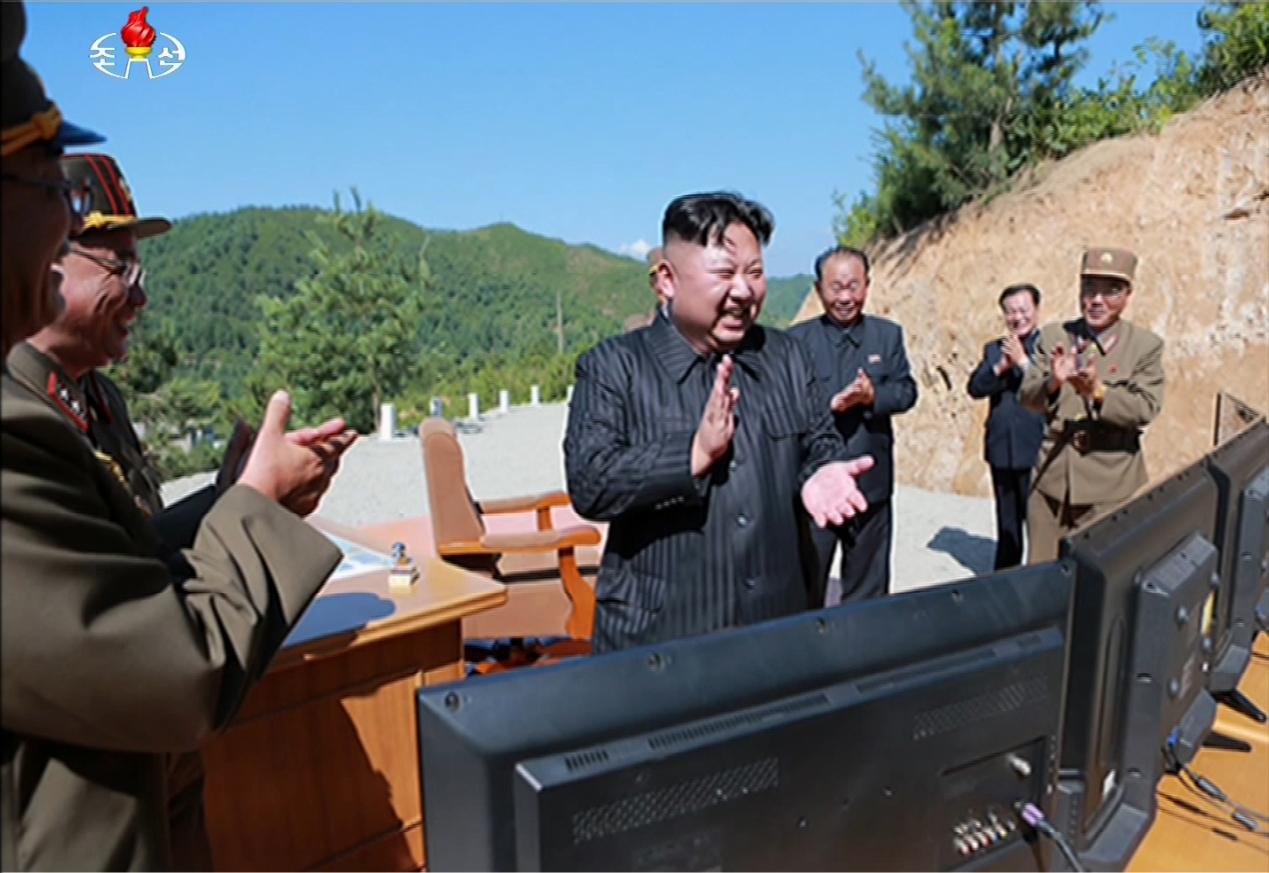 2017年7月4日，朝鮮中央電視台報導北韓成功發射「火星-14」型洲際導彈。北韓領導人金正恩在現場觀看。（東方IC）