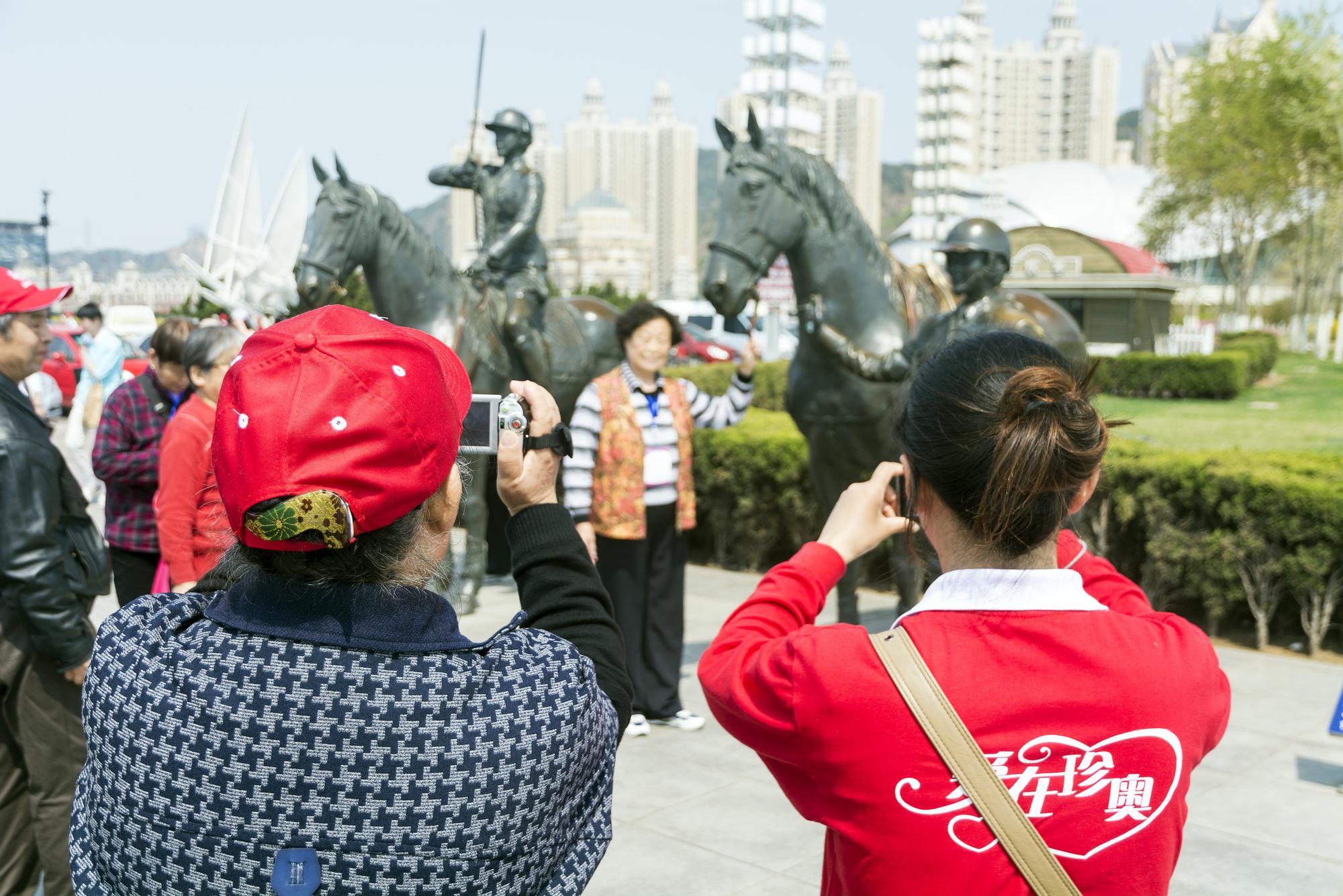 銀髮族有錢有閒,近年不少旅行團都以銀髮族為主要促銷對象。(東方IC)