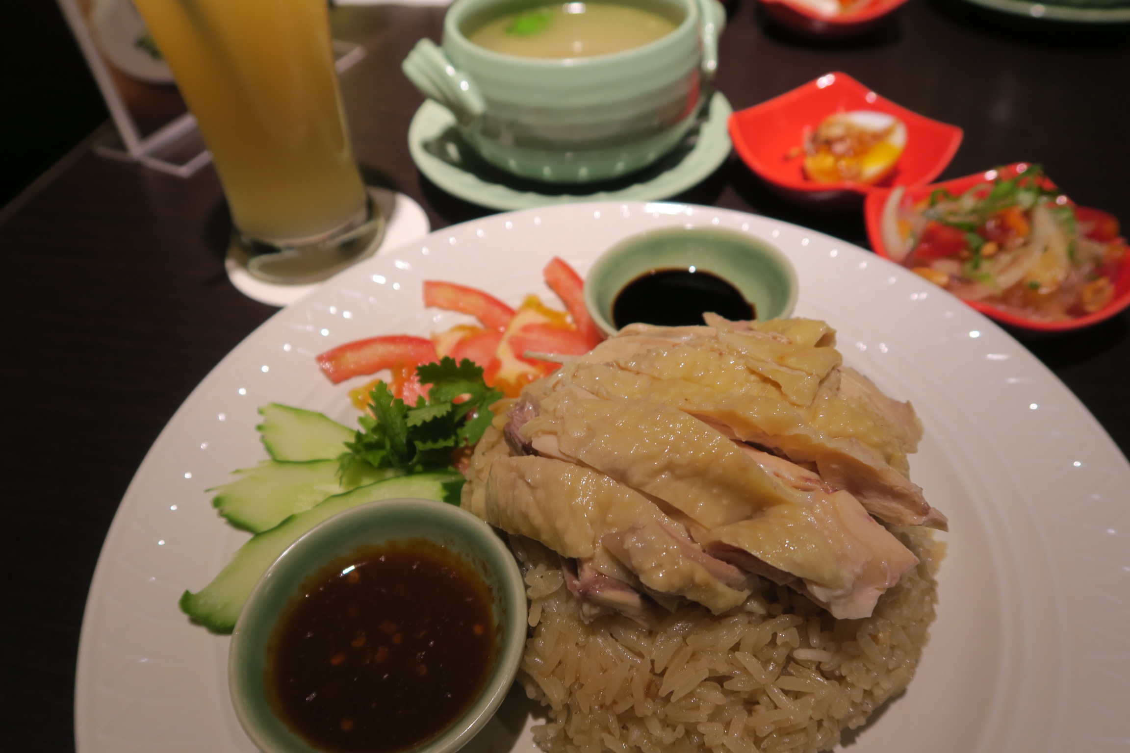 香茅廚的阿明師，7月初推出「快閃泰式海南雞飯」，外表合格，味道有點奇特，讓我吃了很想快閃！