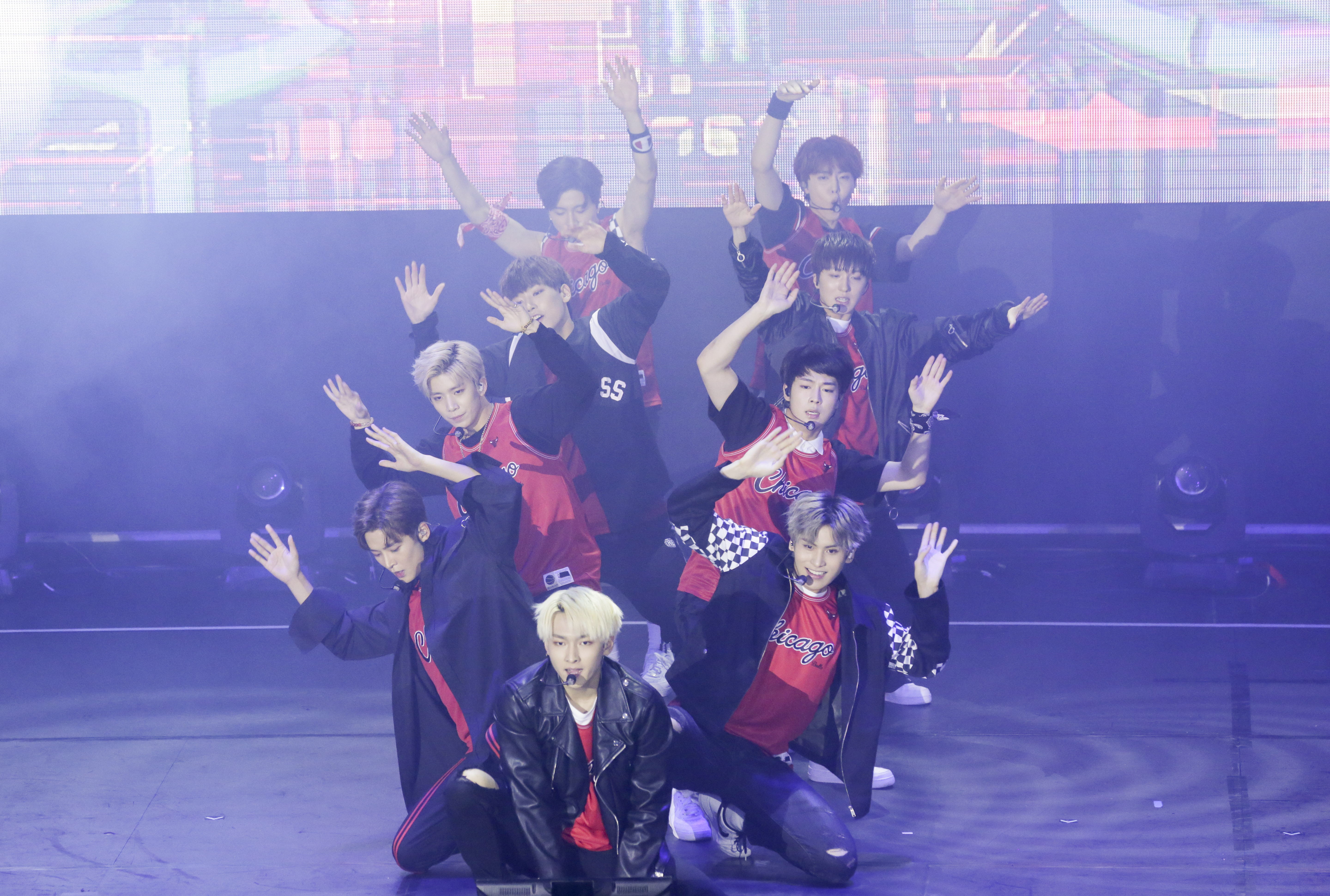 韓國新生代男團SF9首次來台辦售票活動，以帥氣有勁的舞蹈吸引900名粉絲前來朝聖。