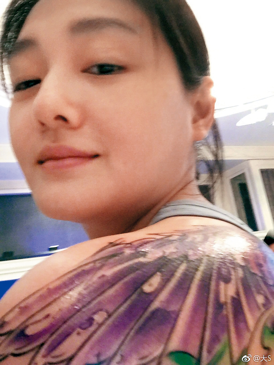 大S在微博上公開自己最新刺青,素顏照讓粉絲大為驚呼。(翻攝自大S微博)