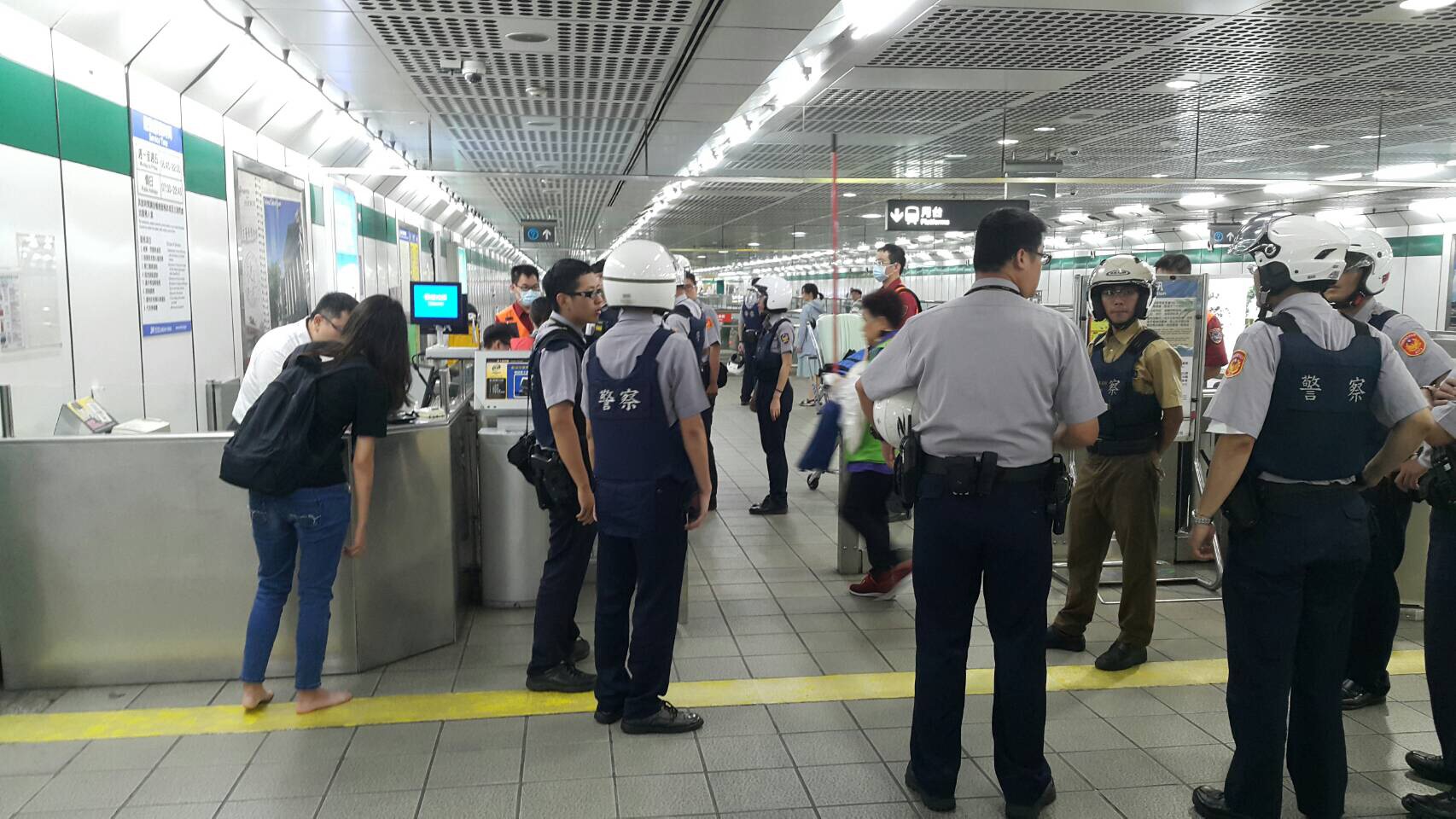 警方趕到景美站後趕緊疏散其他乘客。
