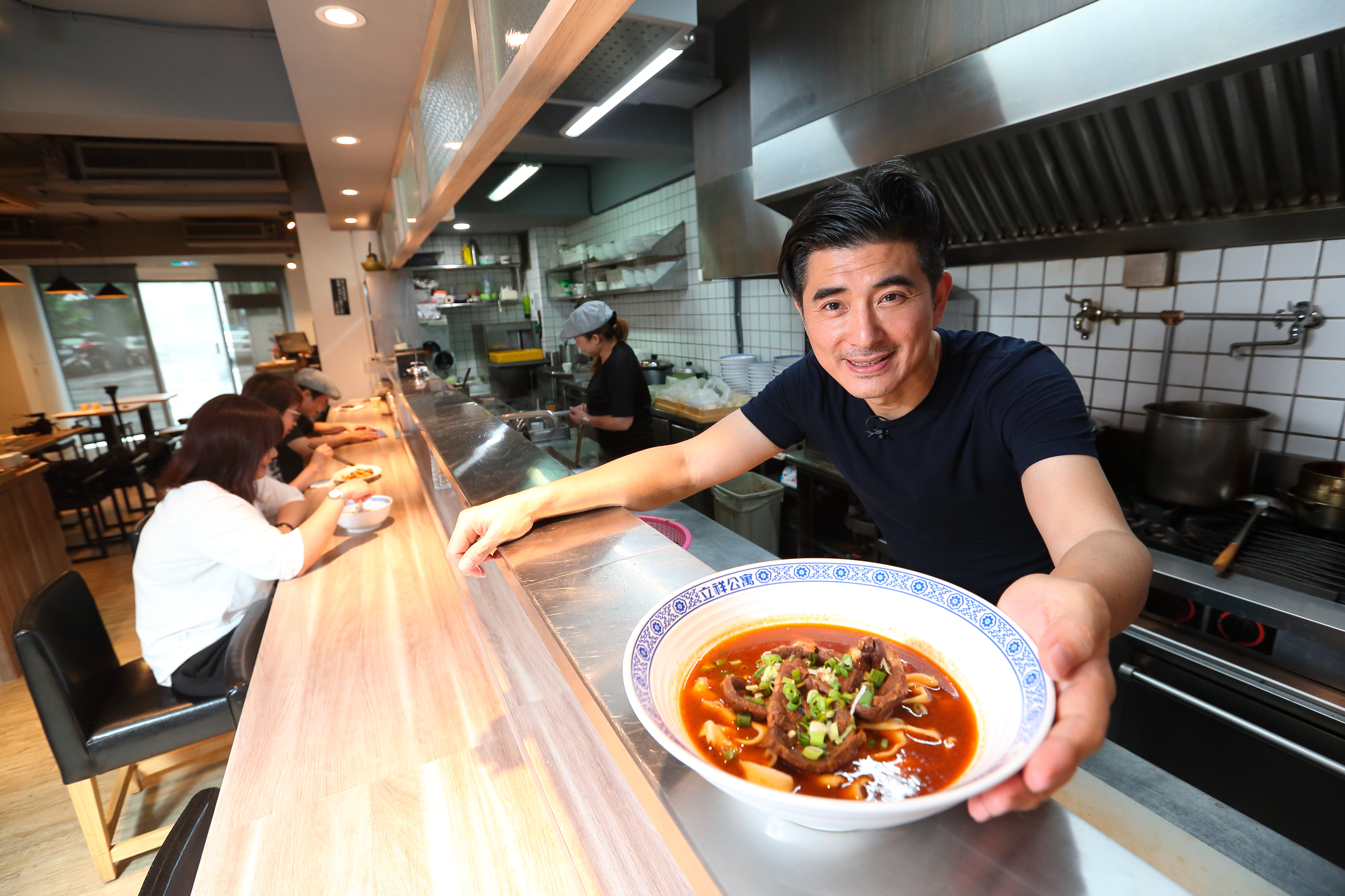 藝人邵昕（右）經歷上一段婚姻結束，月入百萬元的餐飲版圖歇業，2016年10月，以從小生長的公寓為名，成立開設專賣牛肉麵的立祥公寓。