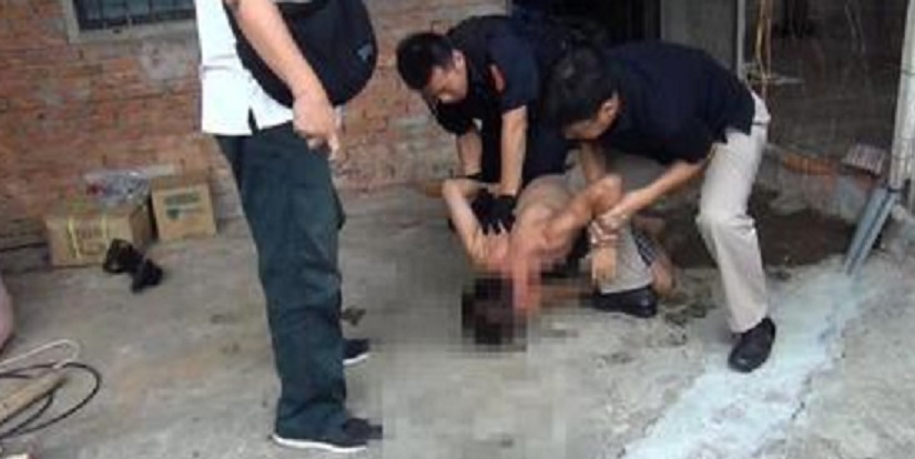 霹靂小組衝進雞寮，當場將毒販壓制在地。