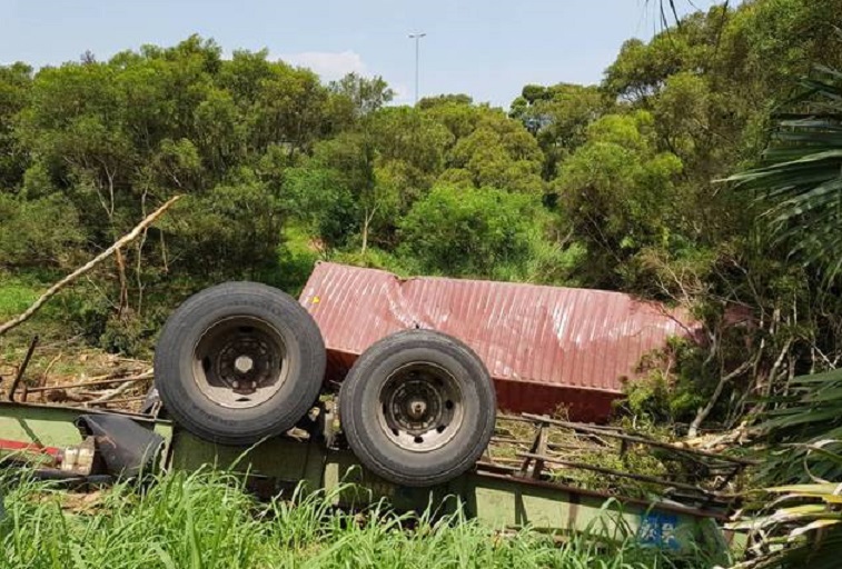 40呎長的貨櫃車翻覆匝道邊坡，司機當場死亡。