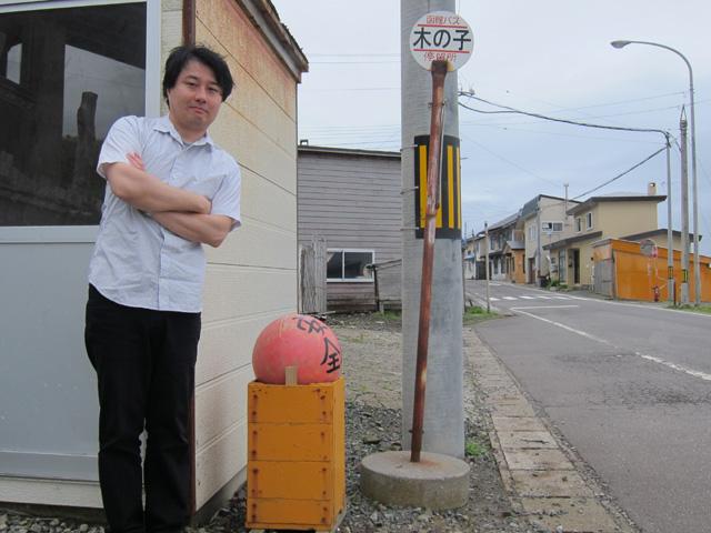 安居最近去北海道「香菇村」的留影。（截自安居良基個人網站）