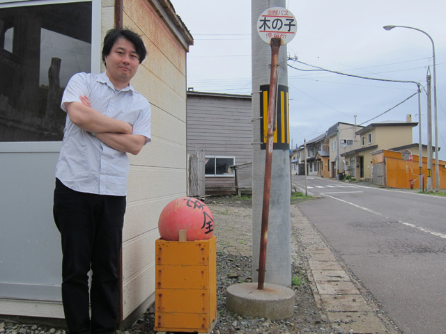 安居最近去北海道「香菇村」的留影。（截自安居良基個人網站）