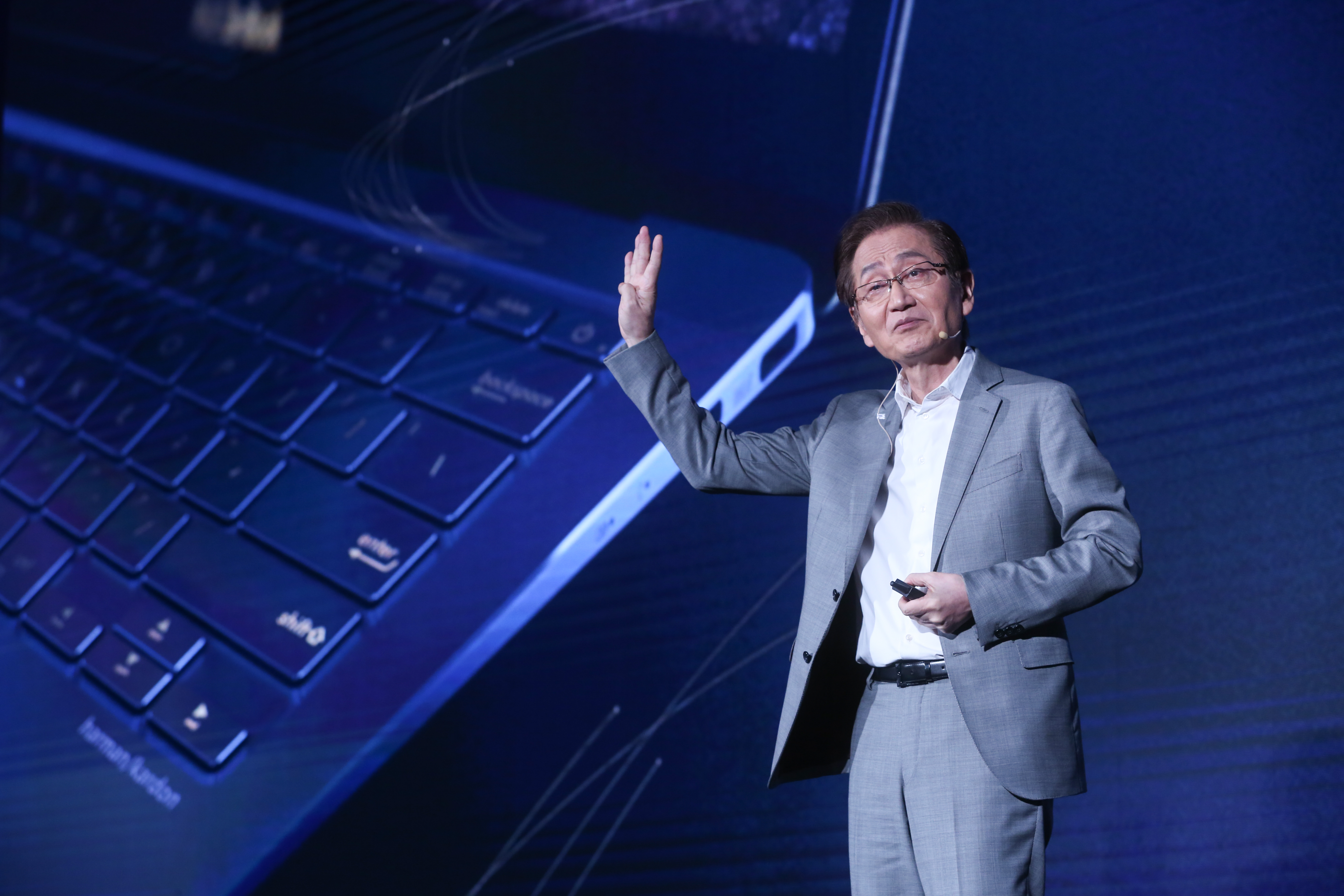 為了反攻亞太市場、讓華碩今年旗艦機種Zenfone 4要一砲而紅，施崇棠決定找最知名的韓星孔劉當代言人。