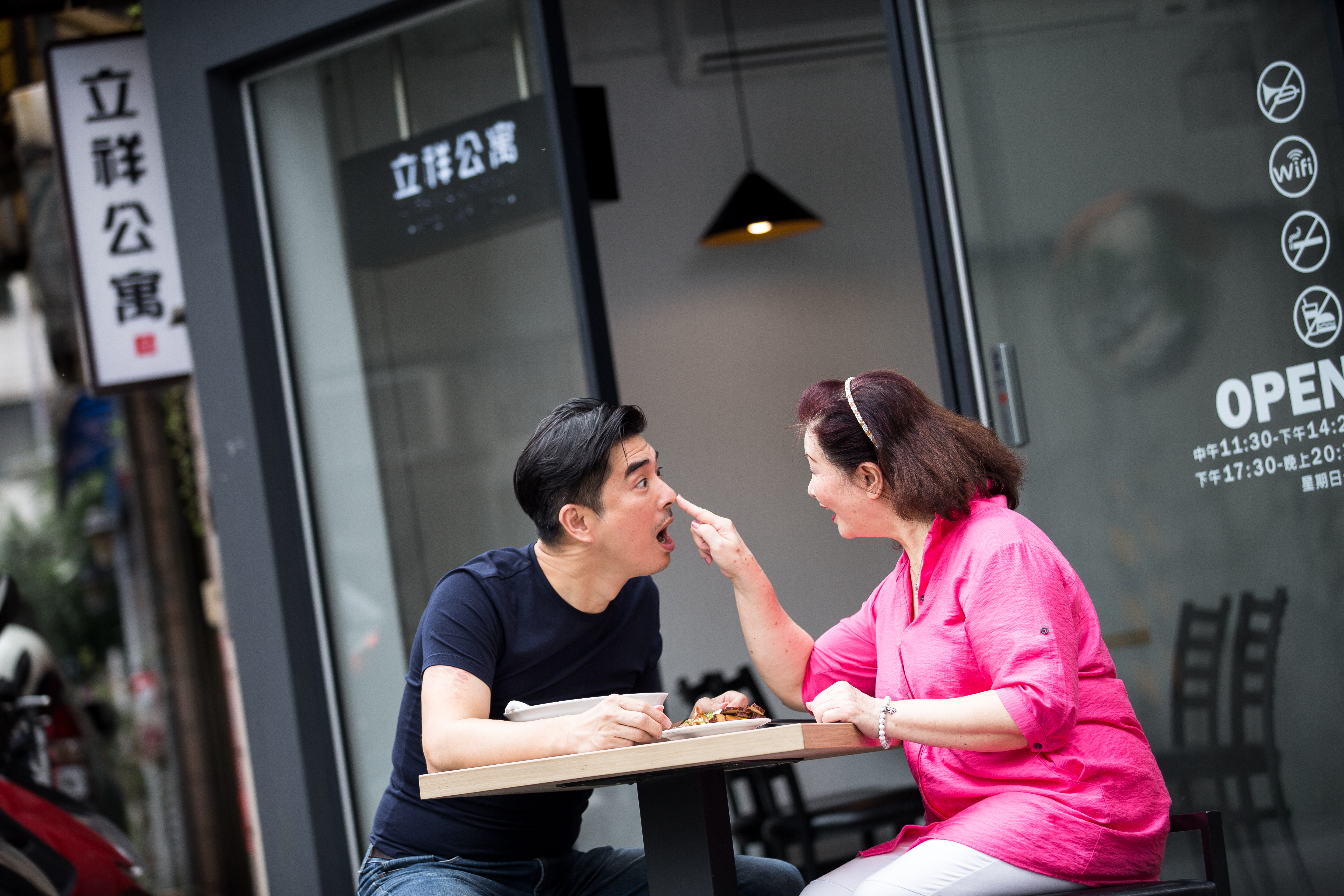 邵昕（左）與母親易秀楓（右）感情親暱，兩人互動總是打打鬧鬧。