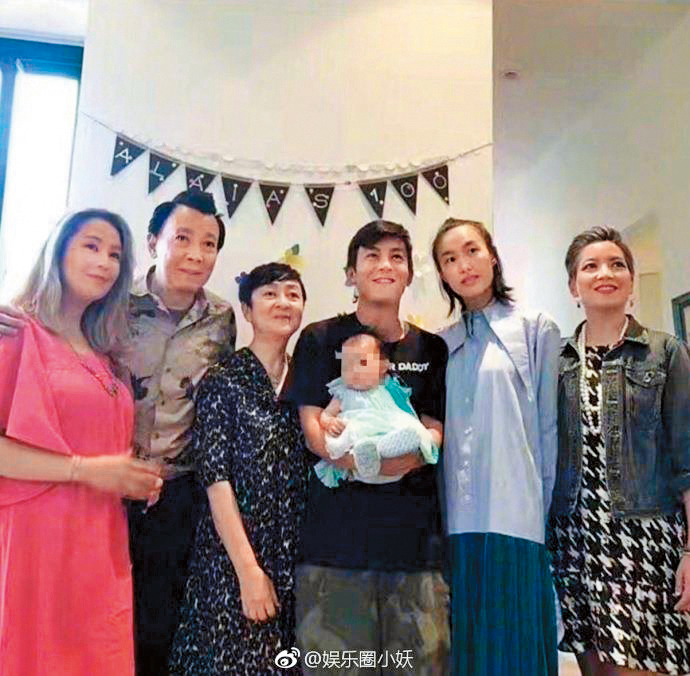 陳冠希(右三)閃電播種中國超模女友秦舒培(右二),並在美國產下1女,親友還一起合照;據傳他對此十分低調,消息曝光還相當不爽。(翻攝自娛樂圈小妖微博)