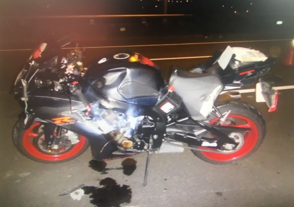重機與休旅車擦撞，在路面滑行了25公尺。