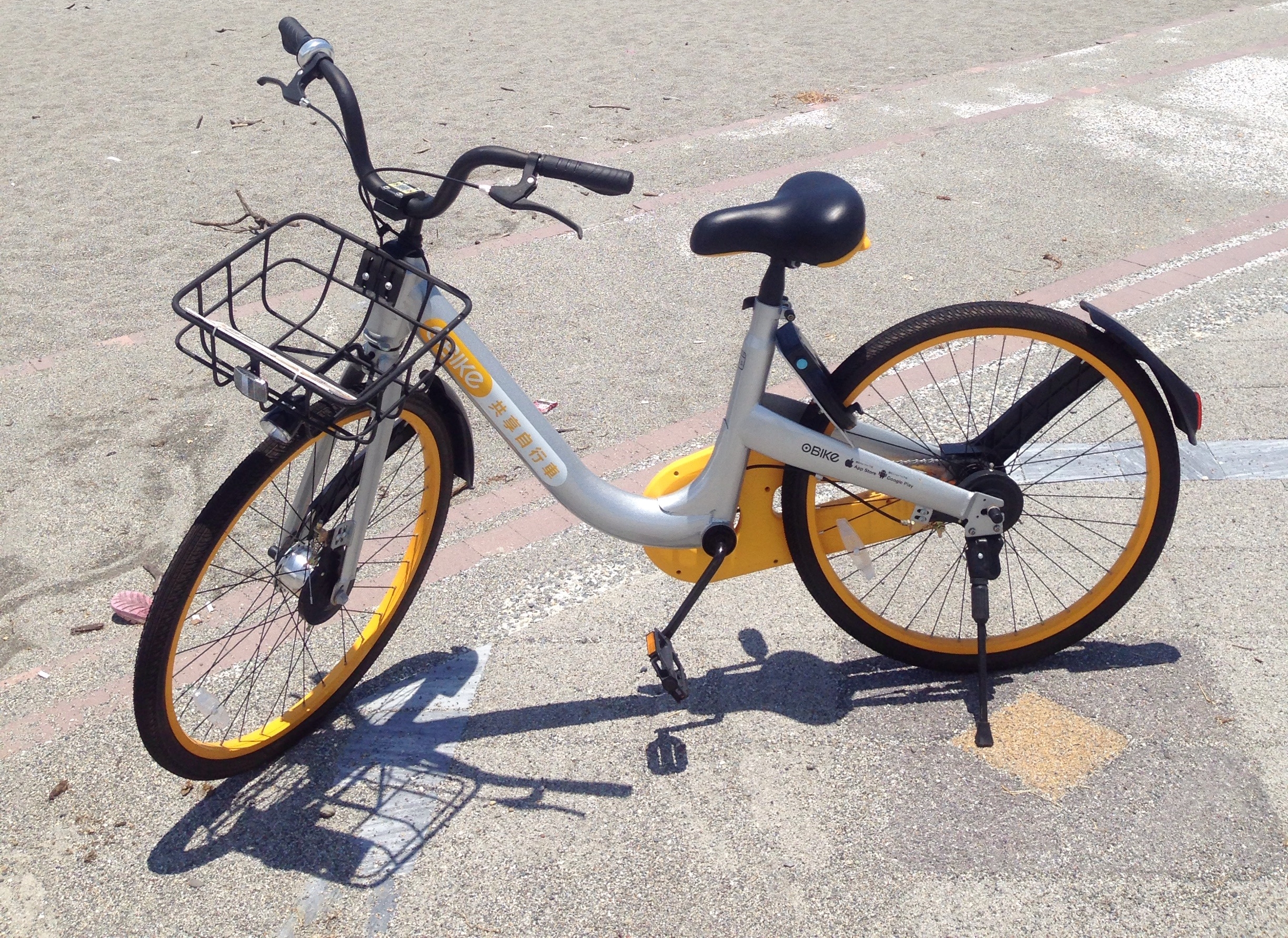 oBike隨時騎、隨意停，並強調超低收費，但業者一次「投放」數千台腳踏車，創造便利性，卻也立刻造成令人搖頭的亂象。