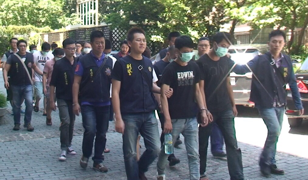 退休女銀行員被38名年輕詐騙嫌犯騙光老本。