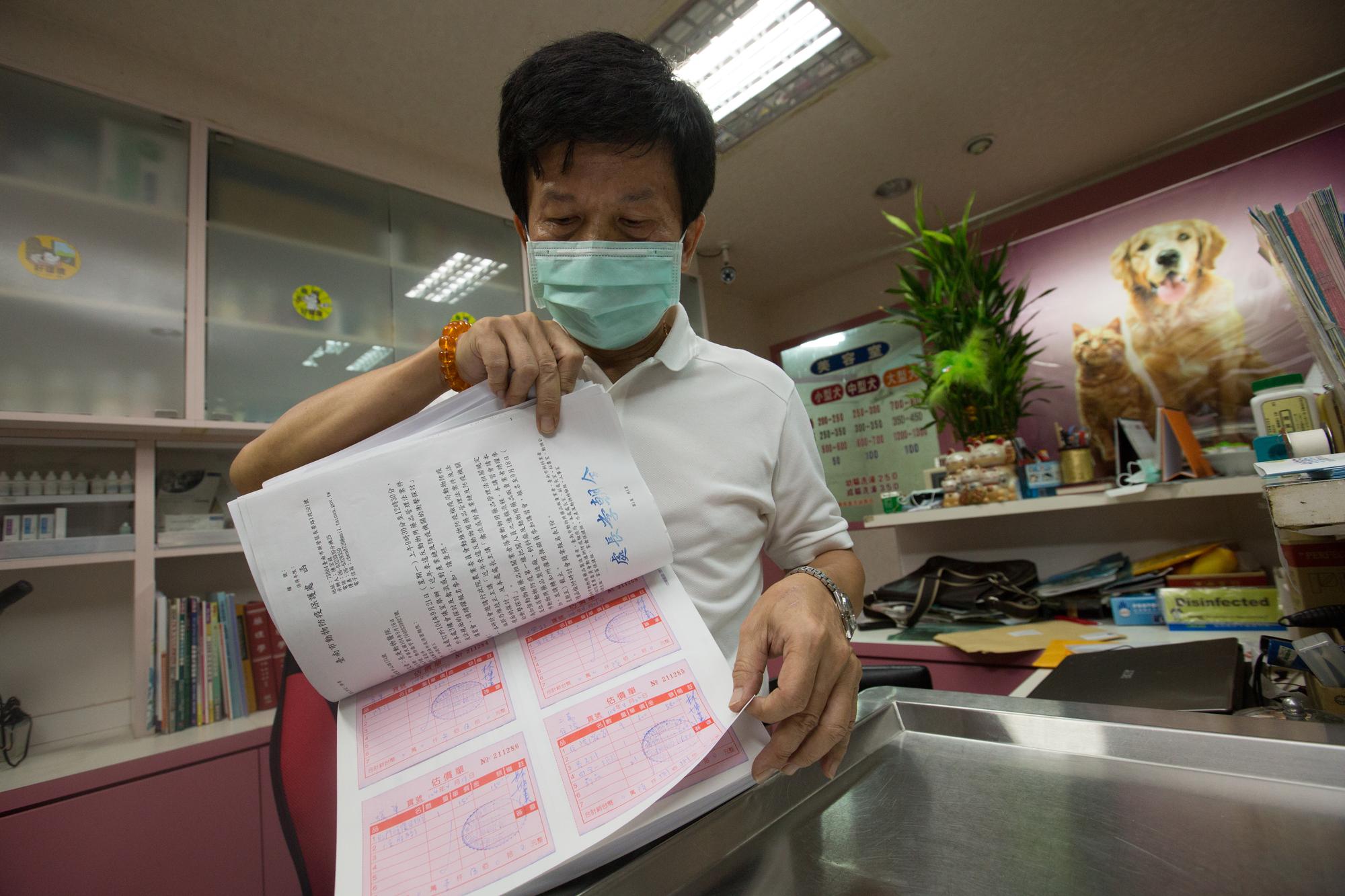 姜媽媽積欠醫療費的收據厚厚一疊,但這些欠款,卻因為她名下沒有財產,無法追討。