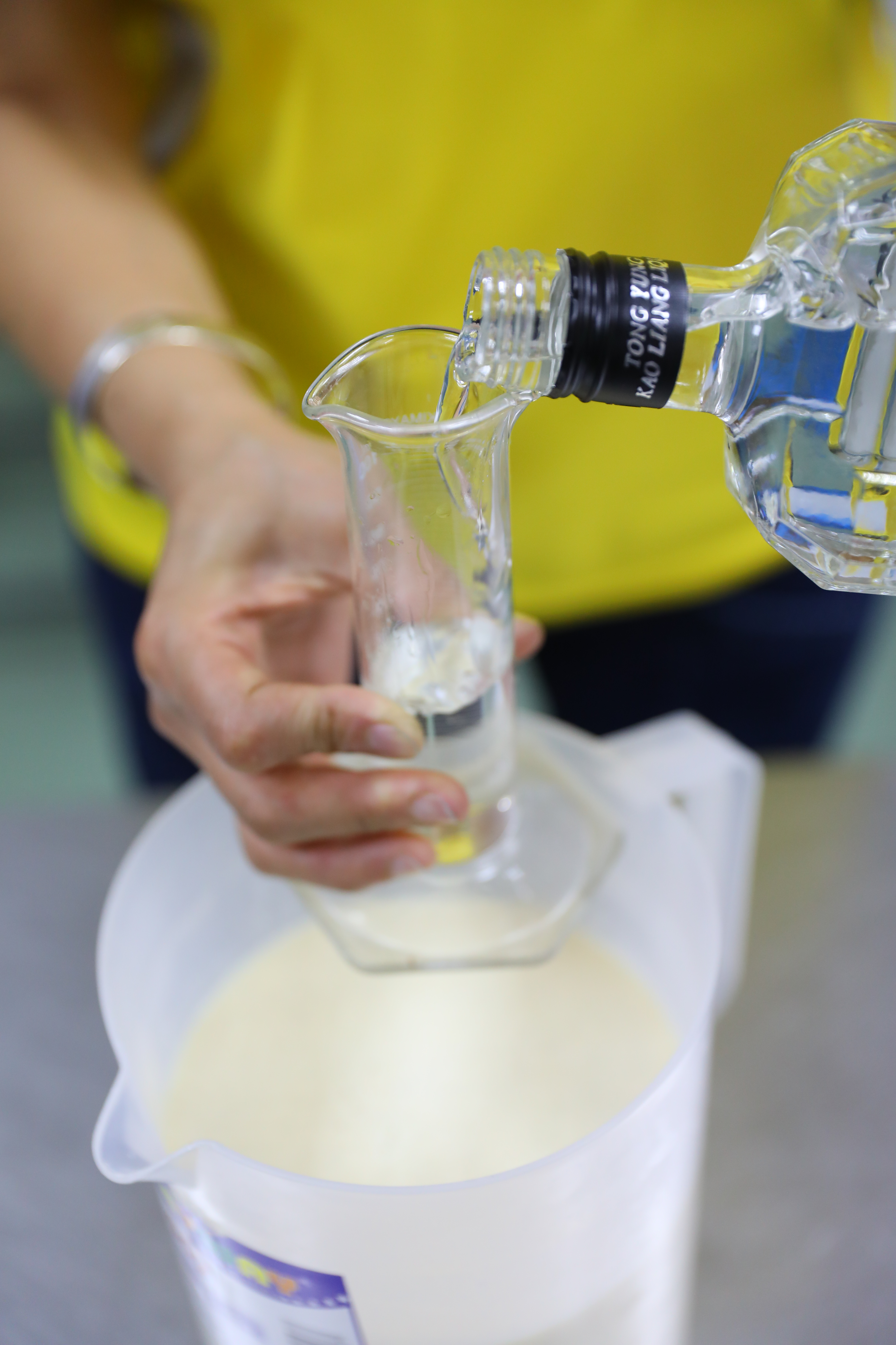 每桶霜淇淋都要加入100ML的東湧陳年高粱酒，香氣十足。