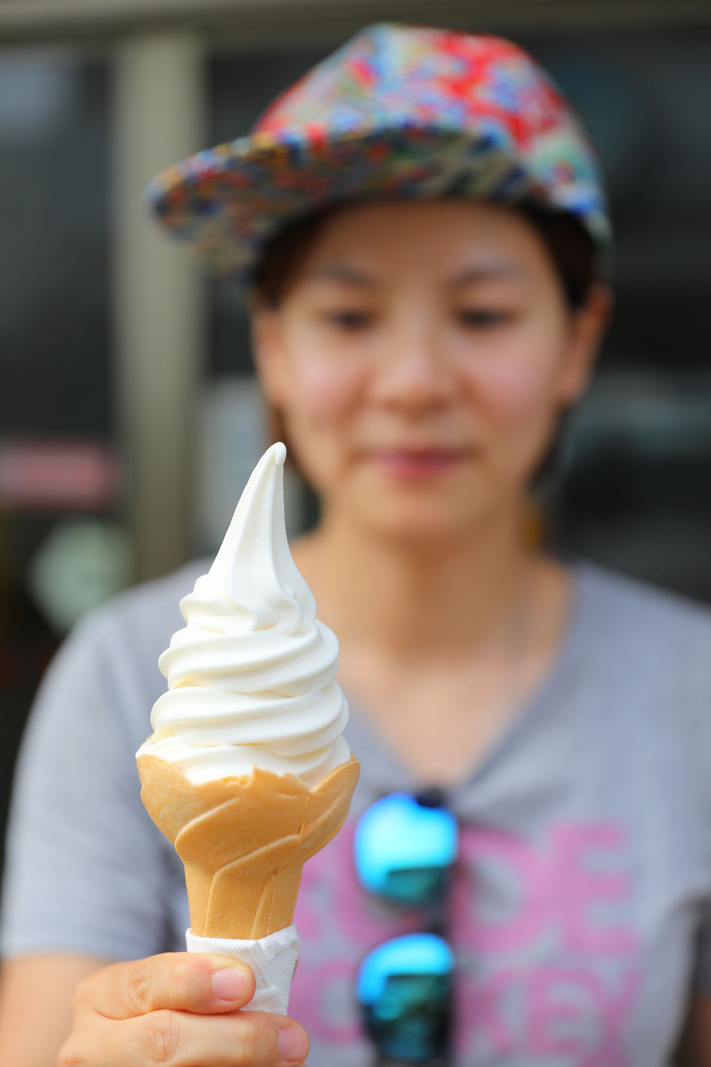 這款霜淇淋堪稱是大人的甜點，微微的酒精趴數搭配優格的酸甜，吃起來消暑又清爽。