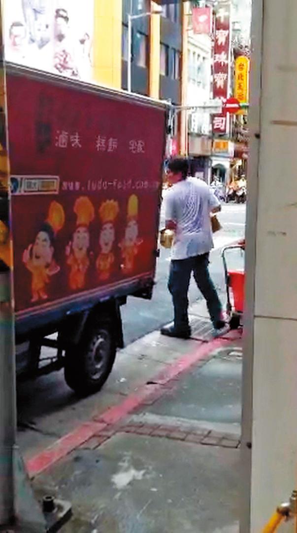 1名男子從上海老天祿店內搬了好幾箱東西到「祿大」的貨車上,被質疑竊取食材。(讀者提供)