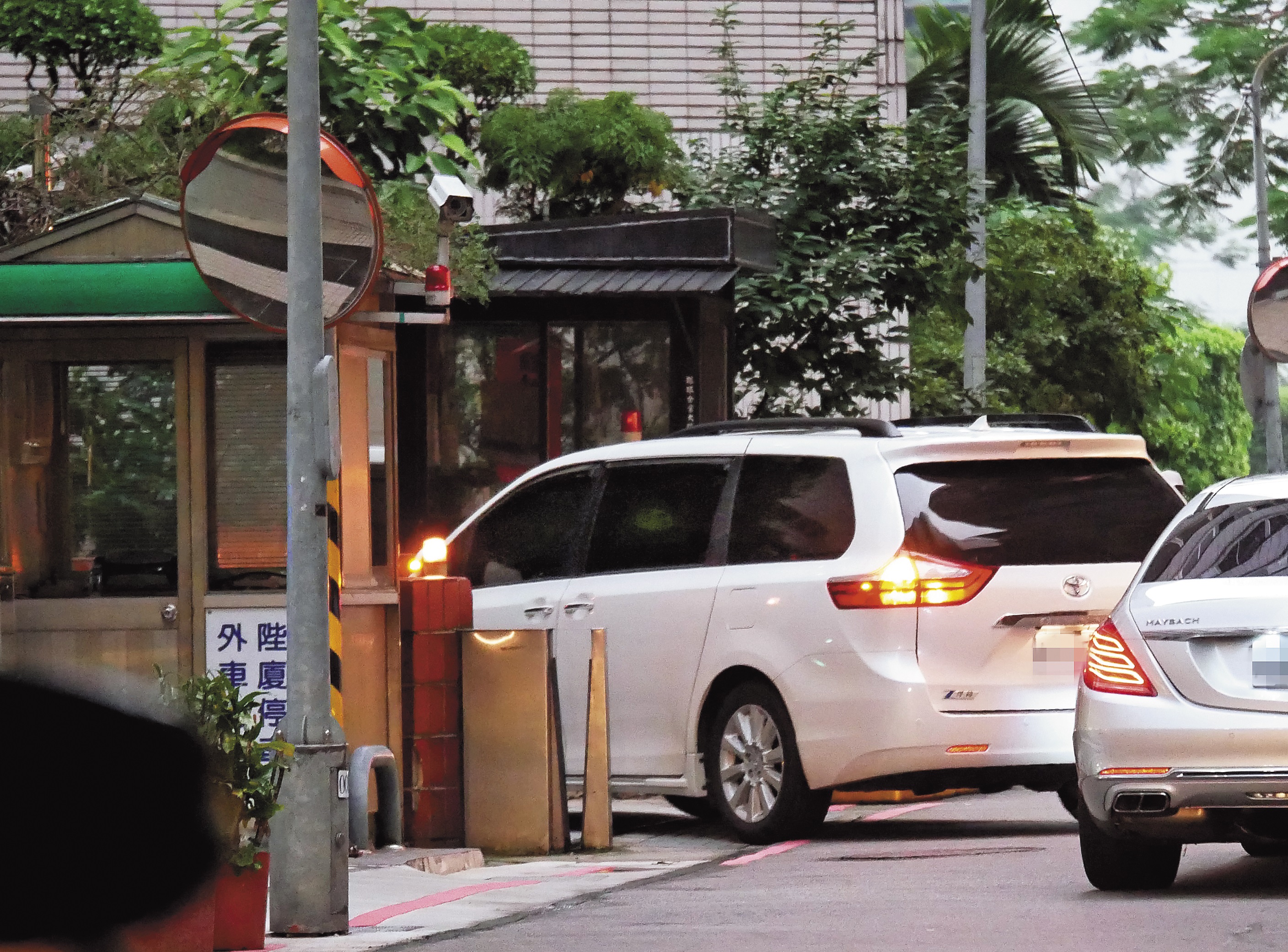 上月底,林志玲的車被本刊目擊前往薛博仁位於東區的醫美診所大樓。