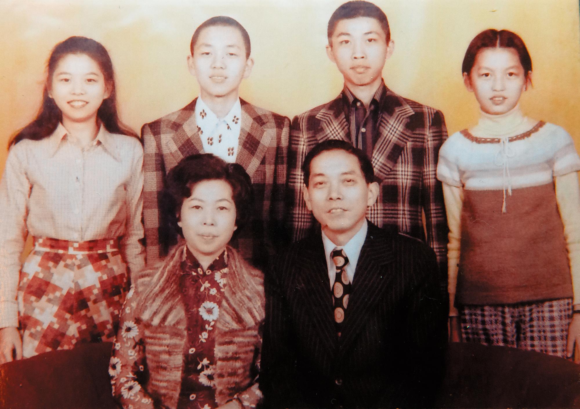上海老天祿一家6口原本和樂融融,但老闆娘過世後,長女和長子已撕破臉。(讀者提供)