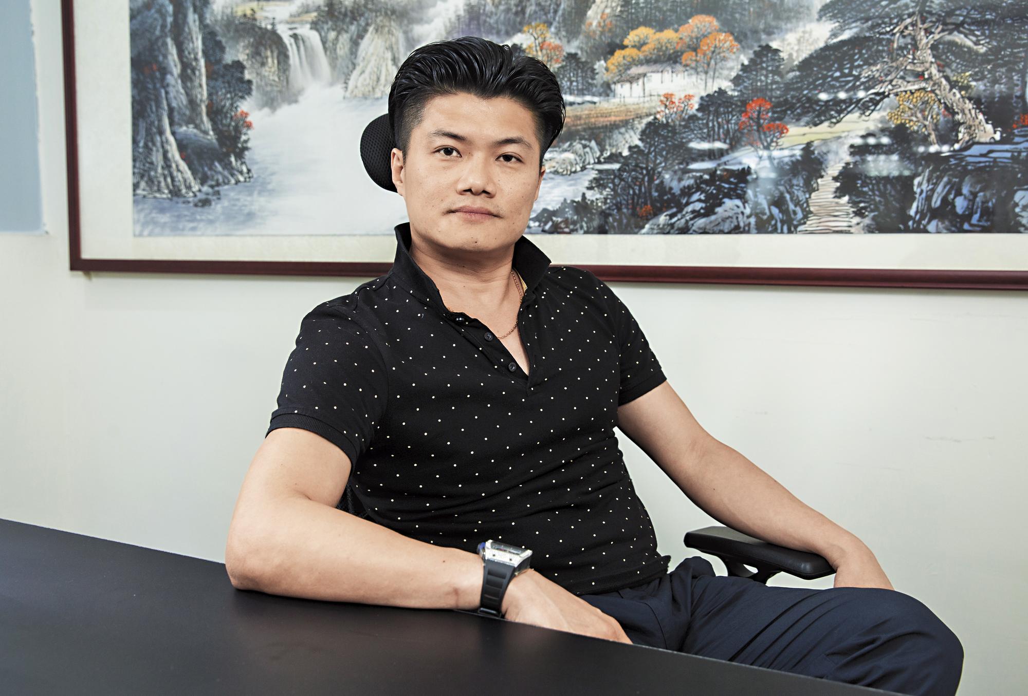 周嘉海踏足娛樂演出市場24年，從倒茶水小弟做起，如今成為擁有12個分公司的iMe娛樂集團總裁。