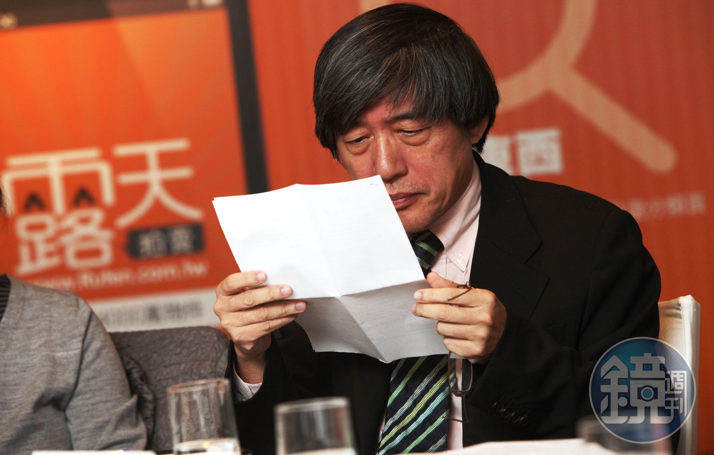 詹宏志創辦《明日報》失敗，母親想拿百萬私房錢助他還債，殊不知他欠的是3億元。