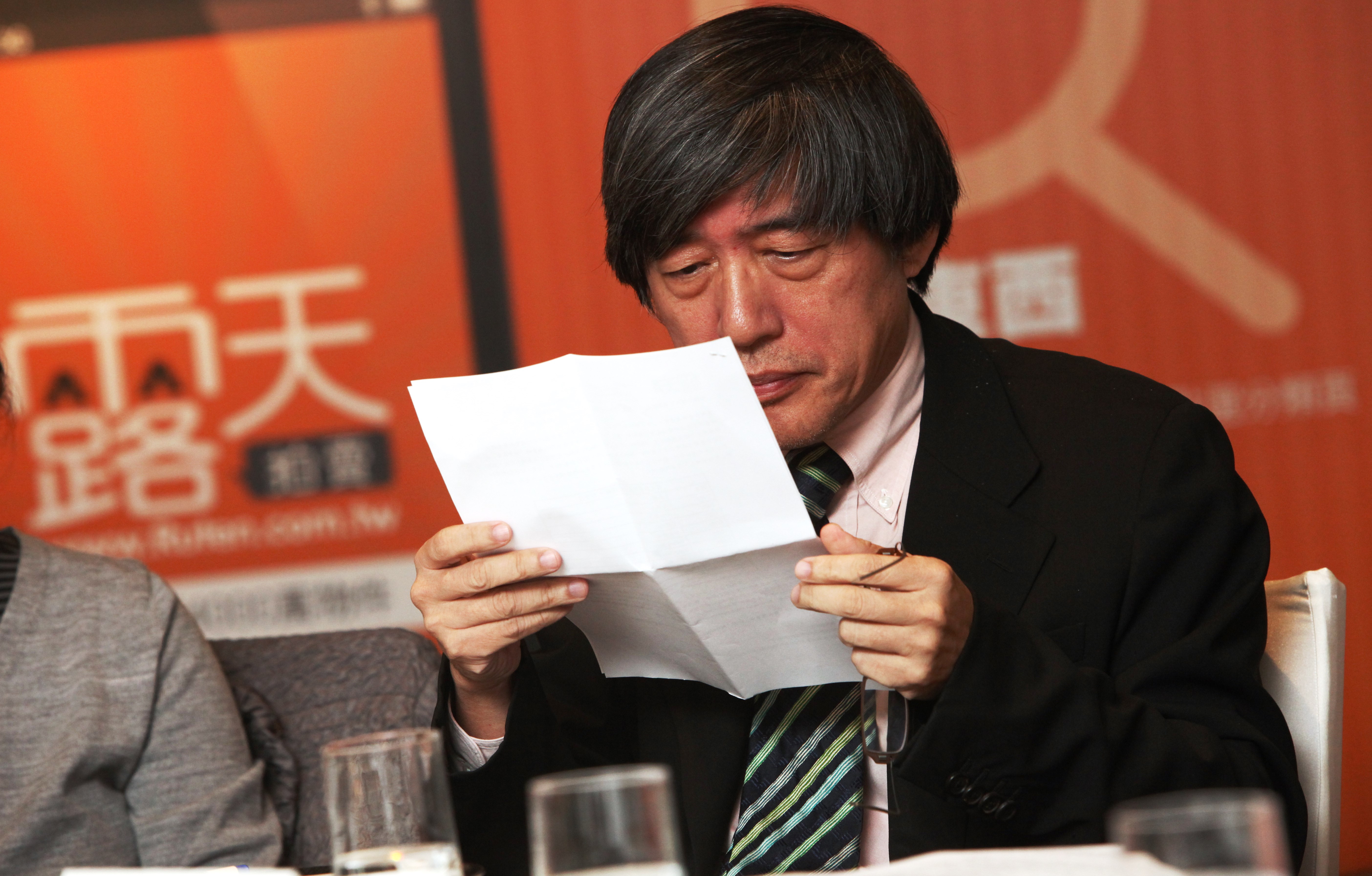 詹宏志創辦《明日報》失敗，母親想拿百萬私房錢助他還債，殊不知他欠的是3億元。