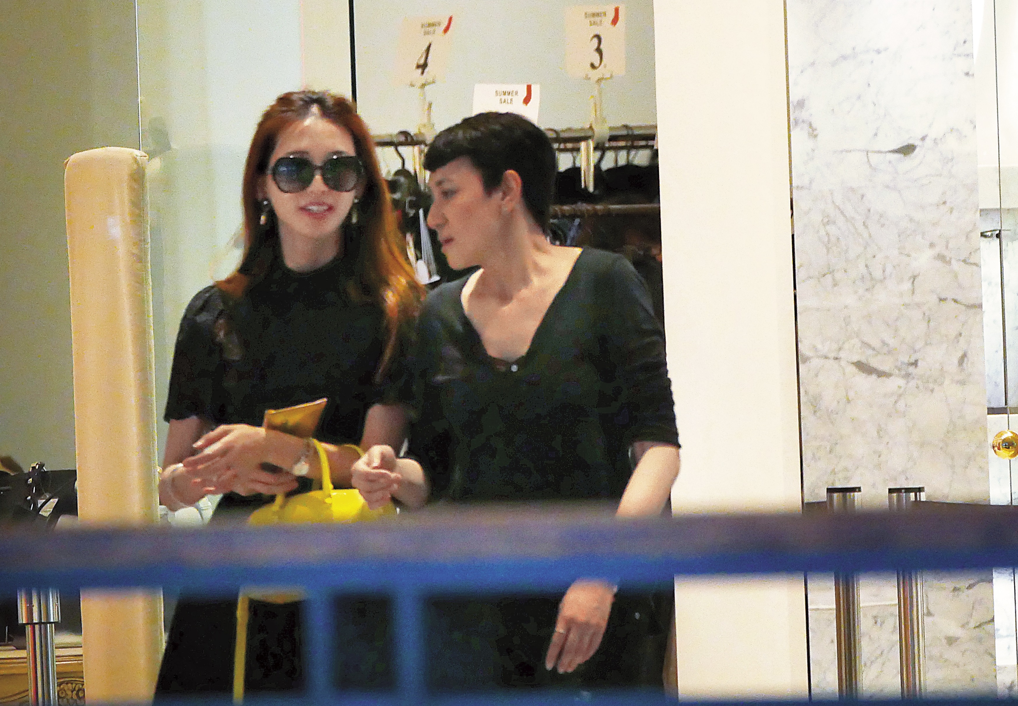 林志玲和女友人現身信義區貴婦百貨採購。