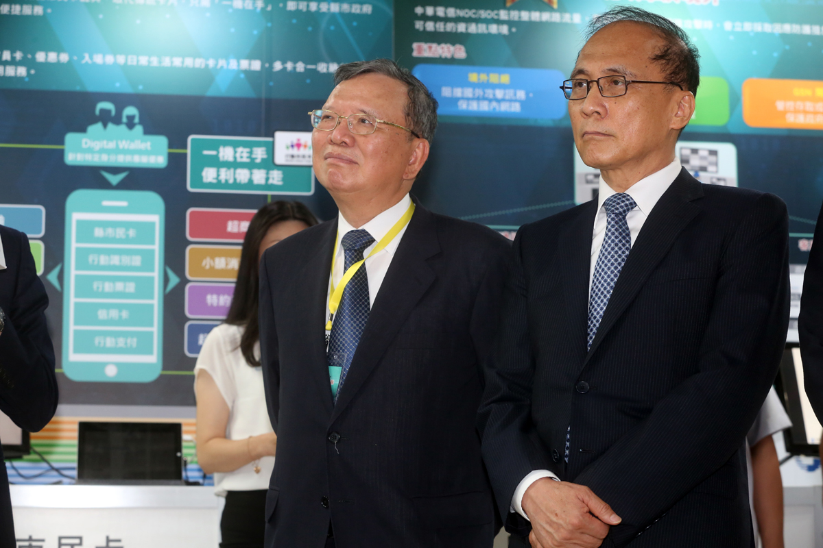 中華電信董事長鄭優（左）大刀改革MOD，獲得府院高層支持。