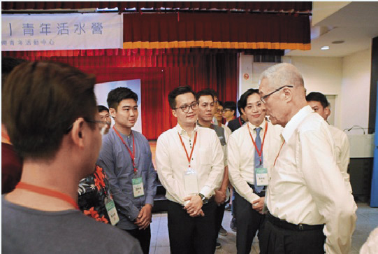為扭轉年輕人對國民黨的印象，吳敦義7月初參加第一屆青年活水營，傾聽年輕人心聲。（台灣新願景論壇協會提供）